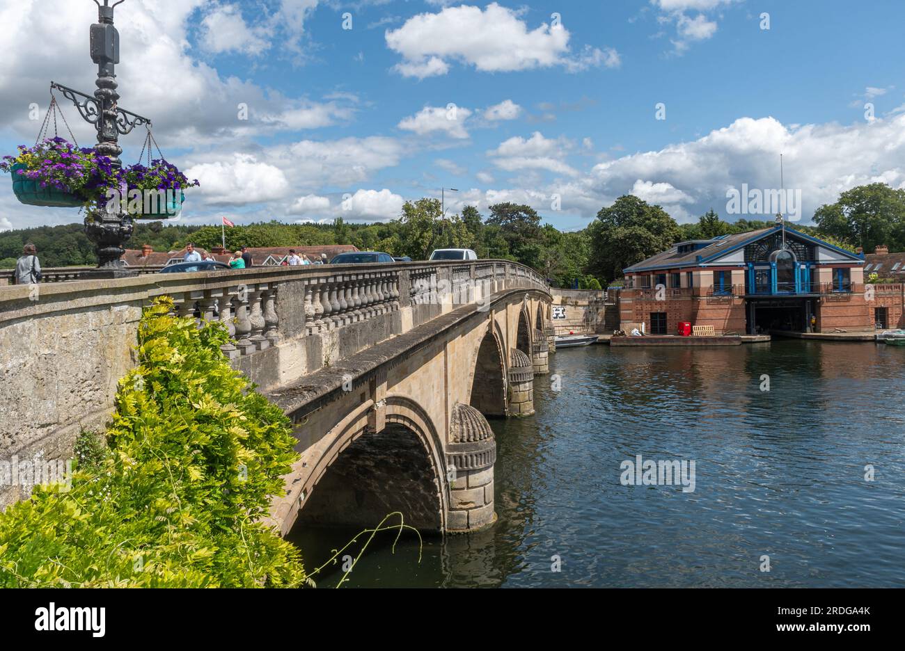 Blick auf die Henley Bridge und die Themse an einem sonnigen Sommertag, Henley-on-Thames, Oxfordshire, England, Großbritannien Stockfoto