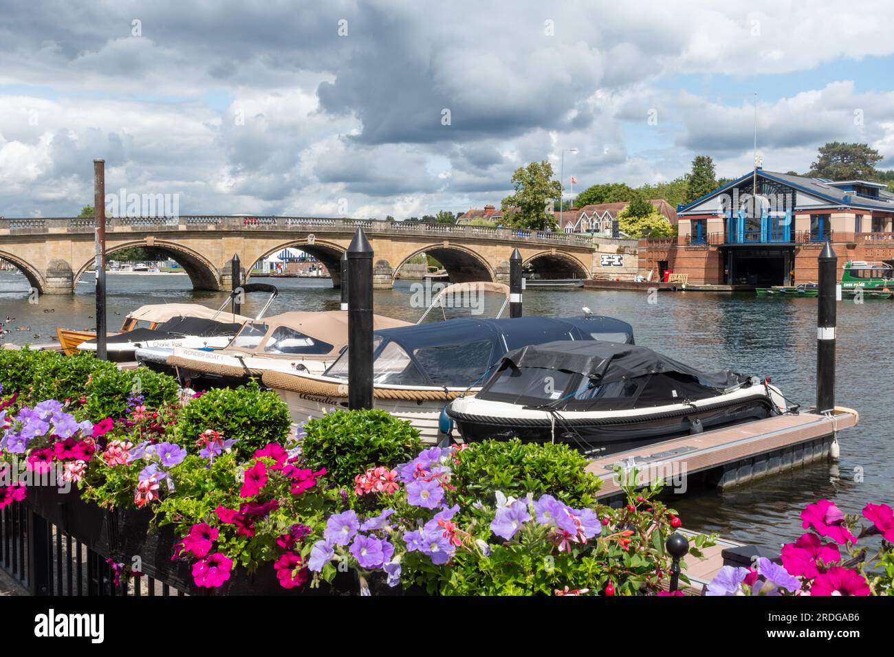 Henley Bridge mit Booten auf der Themse und blühenden Sommerslowers, Henley-on-Thames, Oxfordshire, England, Großbritannien Stockfoto