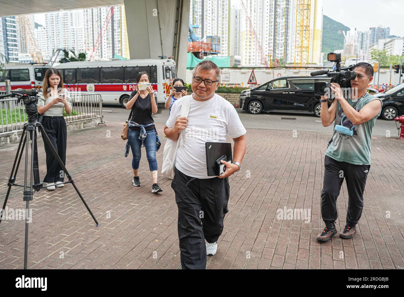 Hongkong, China. 21. Juli 2023. Ronson Chan, Vorsitzender der Hong Kong Journalists Association, betritt das Gerichtsgebäude. Am 21. Juli 2023 erscheint Ronson Chan, eine prominente Journalistin aus Hongkong und Vorsitzender der Hong Kong Journalists Association, vor dem West Kowloon Law Courts Building, um sich der Anklage zu stellen, einen Polizeibeamten bei der ordnungsgemäßen Erfüllung seiner Pflichten und einen Amtsträger behindert zu haben. Die Gerichtssitzung ist die Fortsetzung eines teilweise verhandelten Falles, in dem Chan involviert ist. (Foto: Michael Ho Wai Lee/SOPA Images/Sipa USA) Guthaben: SIPA USA/Alamy Live News Stockfoto