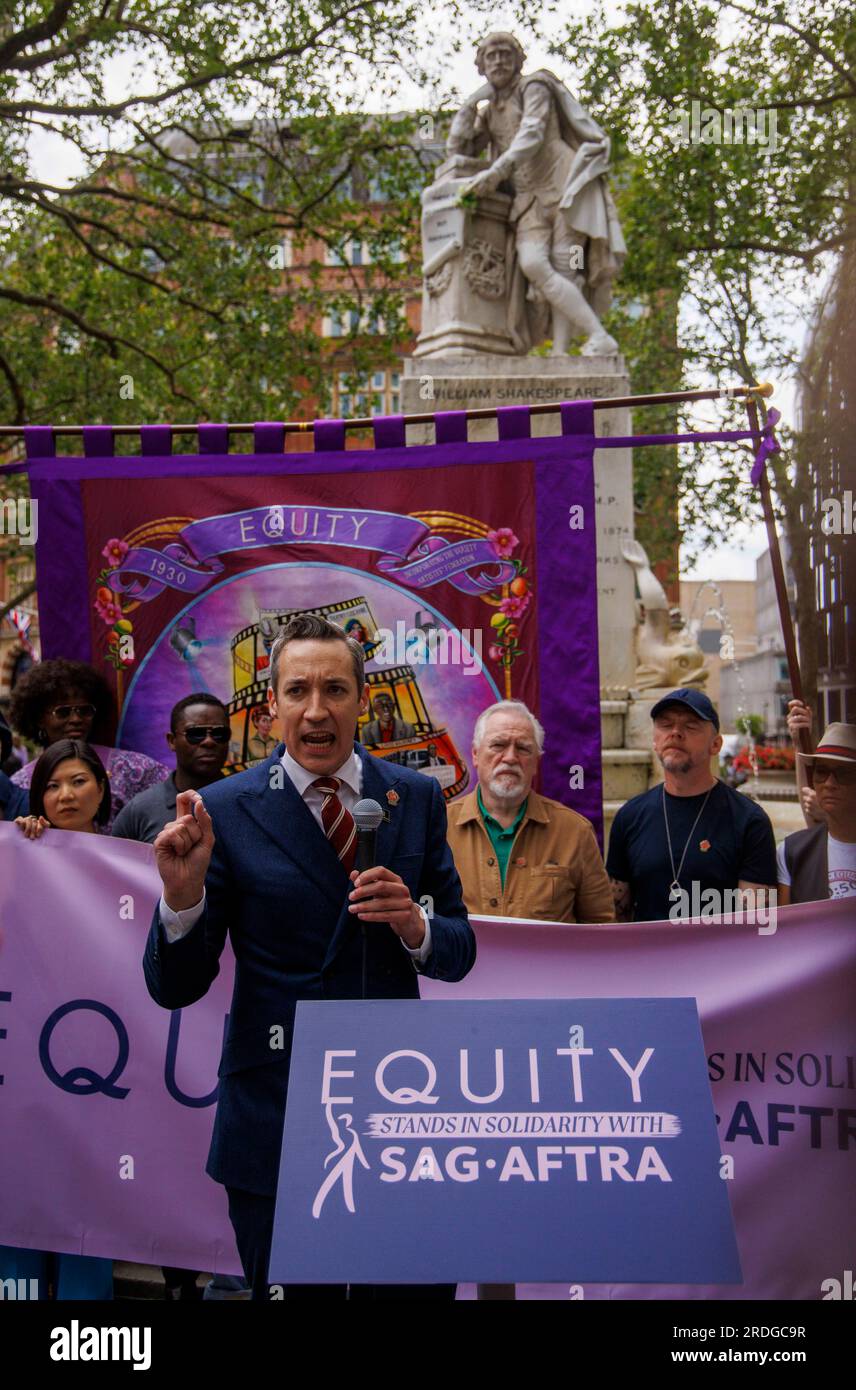 London, Großbritannien. 21. Juli 2023. Paul Fleming, Generalsekretär von Equity Equity Rally in Solidarity with sag-AFTRA Members. Schauspieler, Schriftsteller und Beteiligte versammeln sich im Londoner Leicester Sqaure unter der Statue von William Shakespeare. Kredit: Mark Thomas/Alamy Live News Stockfoto