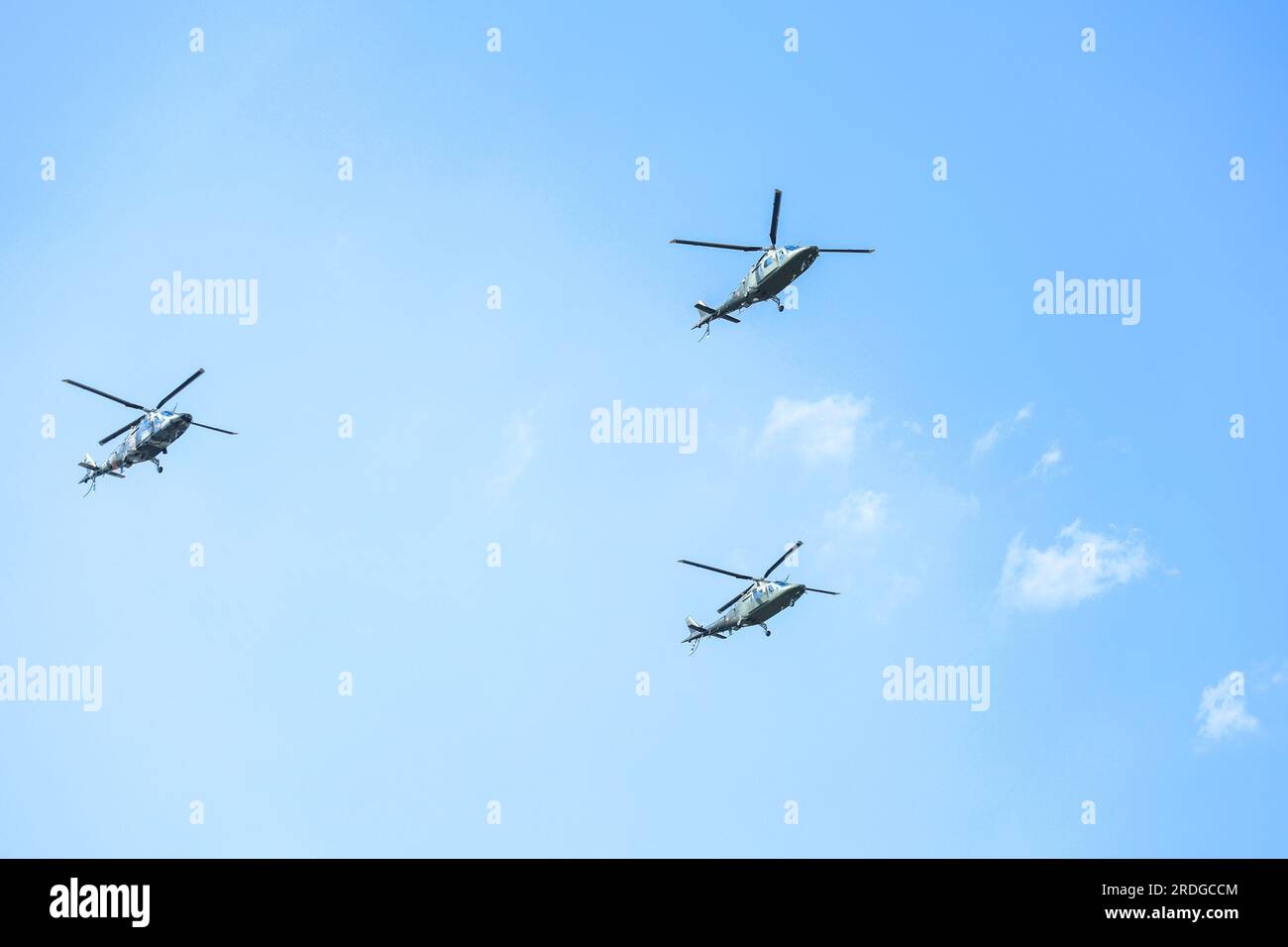 Brüssel, Belgien. 21. Juli 2023. Militärhubschrauber fliegen am belgischen Nationalfeiertag am Freitag, den 21. Juli 2023 in Brüssel über die militärische und zivile Parade. Diese Parade ist eine Hommage an die Sicherheits- und Rettungsdienste unseres Landes, wie die Armee, die Polizei, die Feuerwehr oder den Katastrophenschutz. Außerdem wird König Philips zehnjährige Herrschaft gefeiert. BELGA PHOTO POOL JAN DE MEULENEIR Kredit: Belga News Agency/Alamy Live News Stockfoto