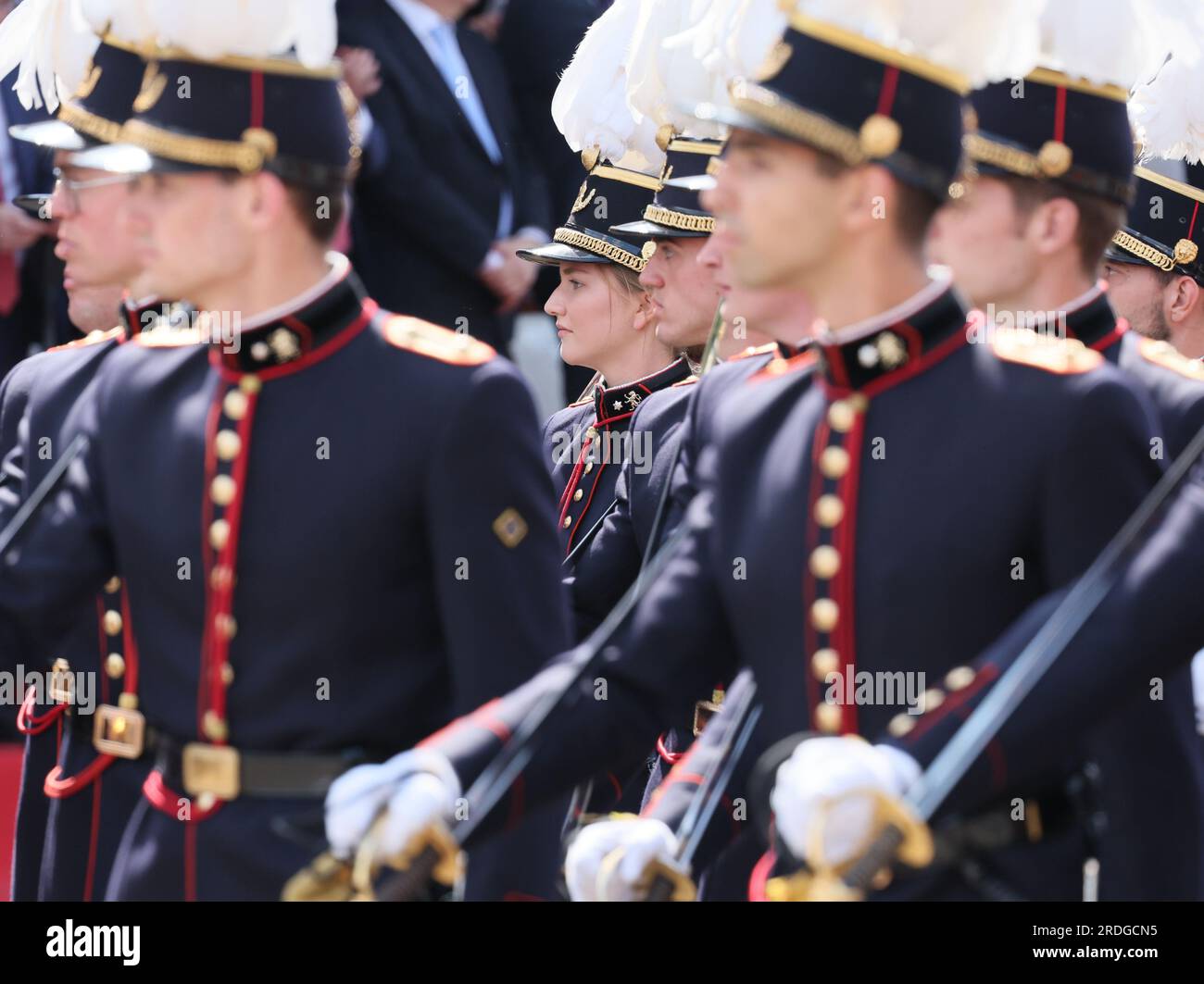 Brüssel, Belgien. 21. Juli 2023. Kronprinzessin Elisabeth (C) nimmt am belgischen Nationalfeiertag am Freitag, den 21. Juli 2023, in Brüssel an der militärischen und zivilen Parade Teil. Diese Parade ist eine Hommage an die Sicherheits- und Rettungsdienste unseres Landes, wie die Armee, die Polizei, die Feuerwehr oder den Katastrophenschutz. Außerdem wird König Philips zehnjährige Herrschaft gefeiert. BELGA FOTO BENOIT DOPPAGNE Kredit: Belga News Agency/Alamy Live News Stockfoto