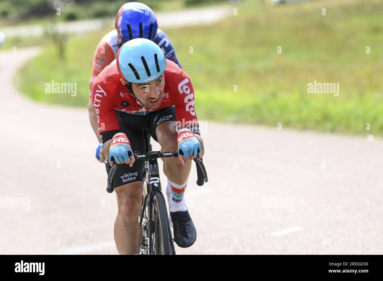 Poligny, Frankreich. 21. Juli 2023. Australischer Simon Clarke vom israelischen Premier Tech und belgischer Victor Campenaerts von Lotto DSTNY, dargestellt in Aktion während der Stufe 19 des Radrennens Tour de France von Moirans-en-Montagne nach Poligny (172, 8 km), Frankreich, Freitag, 21. Juli 2023. Die diesjährige Tour de France findet vom 01. Bis 23. Juli 2023 statt. BELGA FOTO ALEX BROADWAY Kredit: Belga News Agency/Alamy Live News Stockfoto