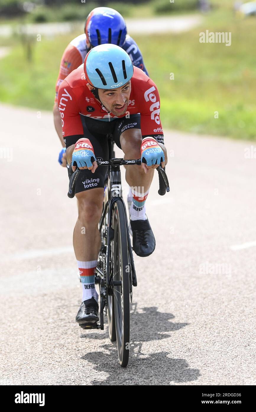 Poligny, Frankreich. 21. Juli 2023. Australischer Simon Clarke vom israelischen Premier Tech und belgischer Victor Campenaerts von Lotto DSTNY, dargestellt in Aktion während der Stufe 19 des Radrennens Tour de France von Moirans-en-Montagne nach Poligny (172, 8 km), Frankreich, Freitag, 21. Juli 2023. Die diesjährige Tour de France findet vom 01. Bis 23. Juli 2023 statt. BELGA FOTO ALEX BROADWAY Kredit: Belga News Agency/Alamy Live News Stockfoto