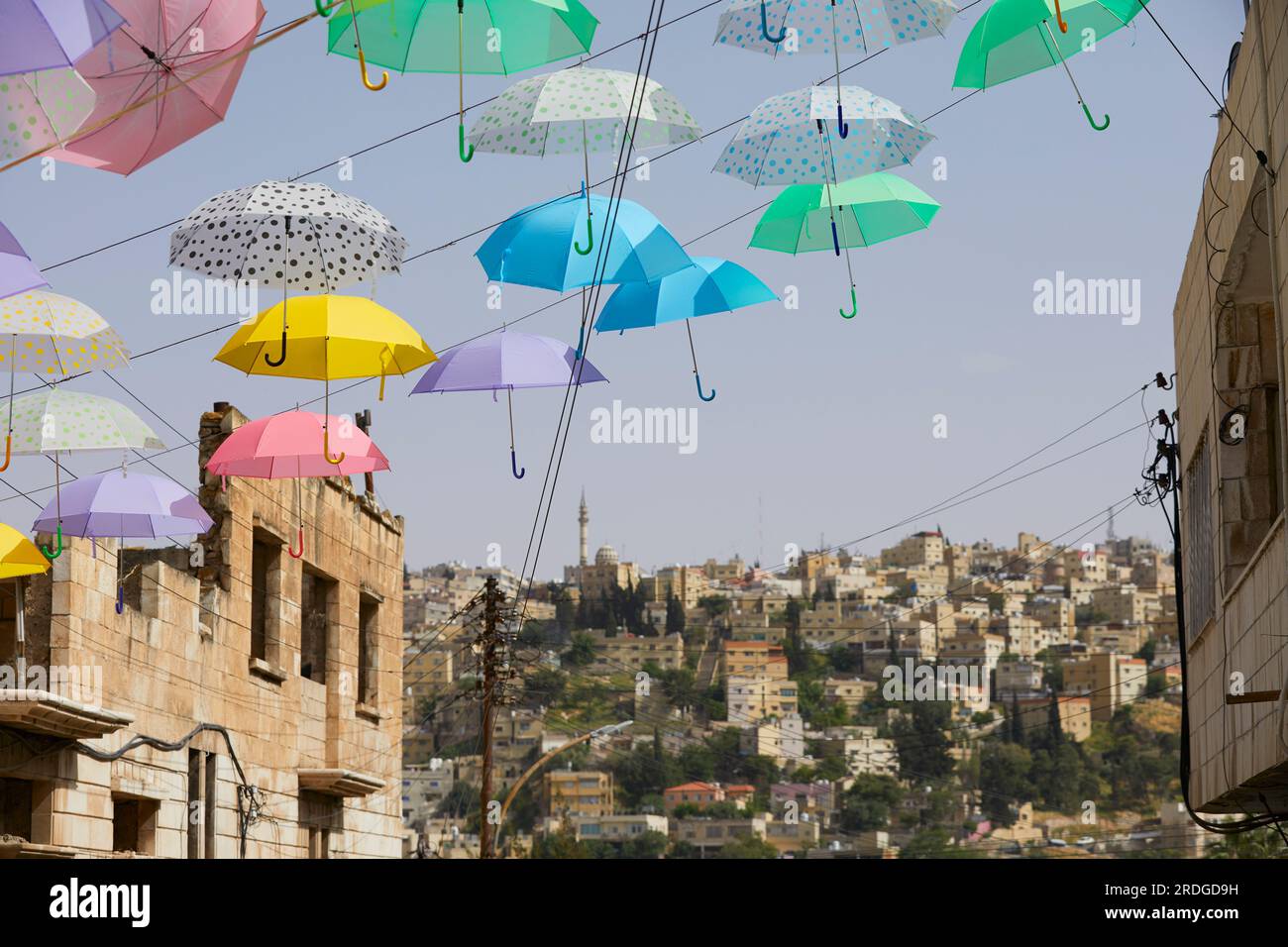 Bunte Regenschirme hängen zwischen Häusern, Amman, Jordanien Stockfoto