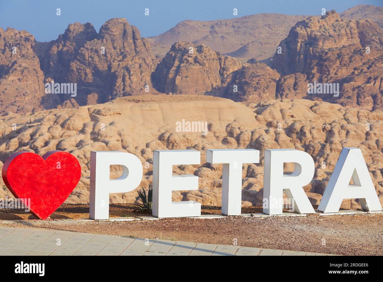Love Petra Schild und Berge im Hintergrund, Petra, Ma'an Governorate, Jordanien Stockfoto