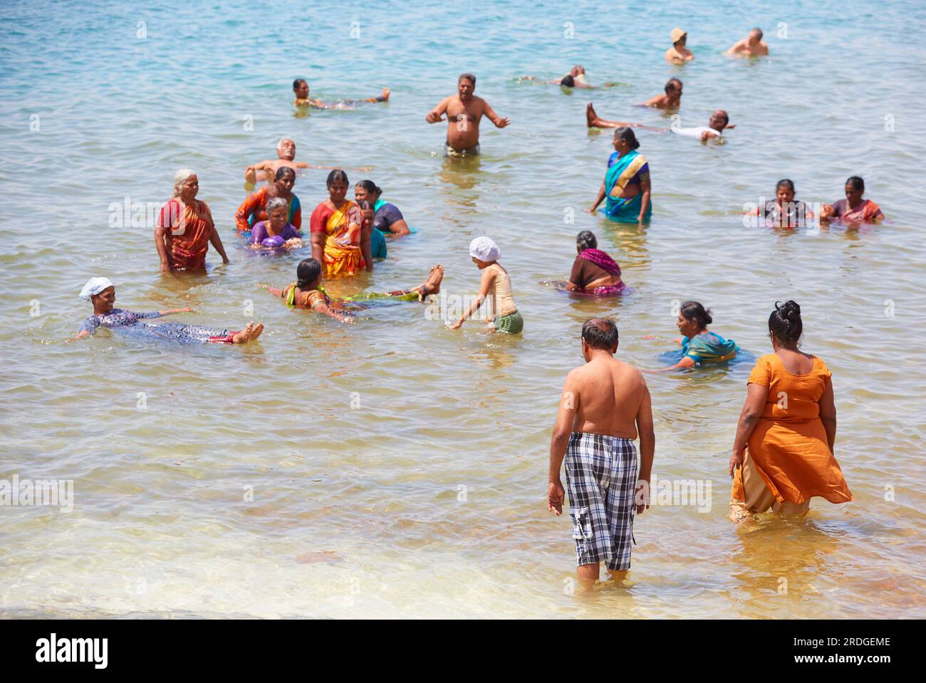 Leute, die ins Tote Meer kommen, Jordanien Stockfoto