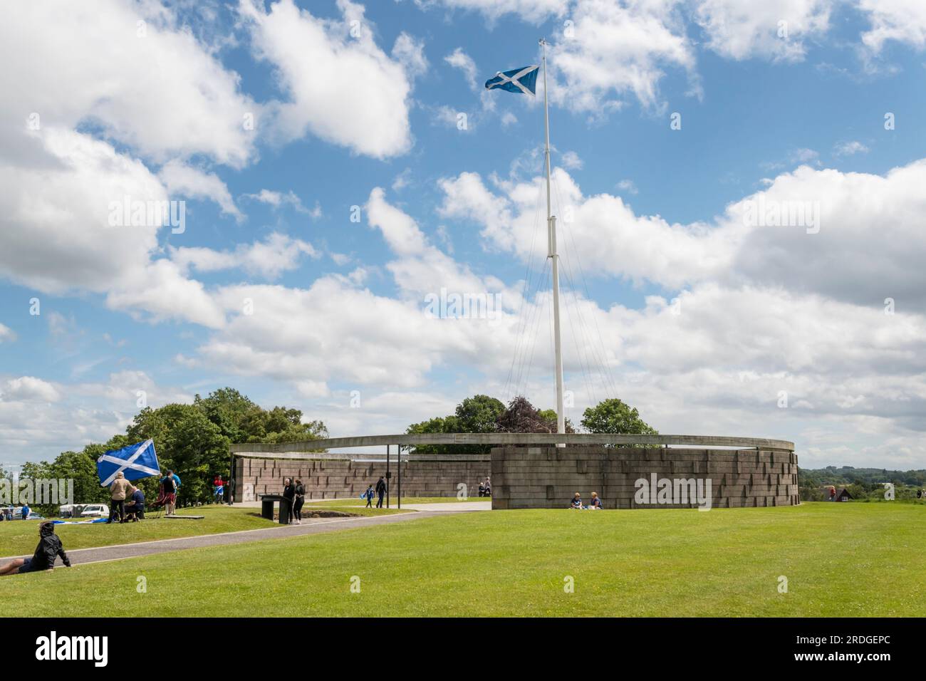 Person mit großer schottischer Flagge während der schottischen Unabhängigkeitskundgebung am Schauplatz der Schlacht von Bannockburn vor Stirling, Schottland. Stockfoto