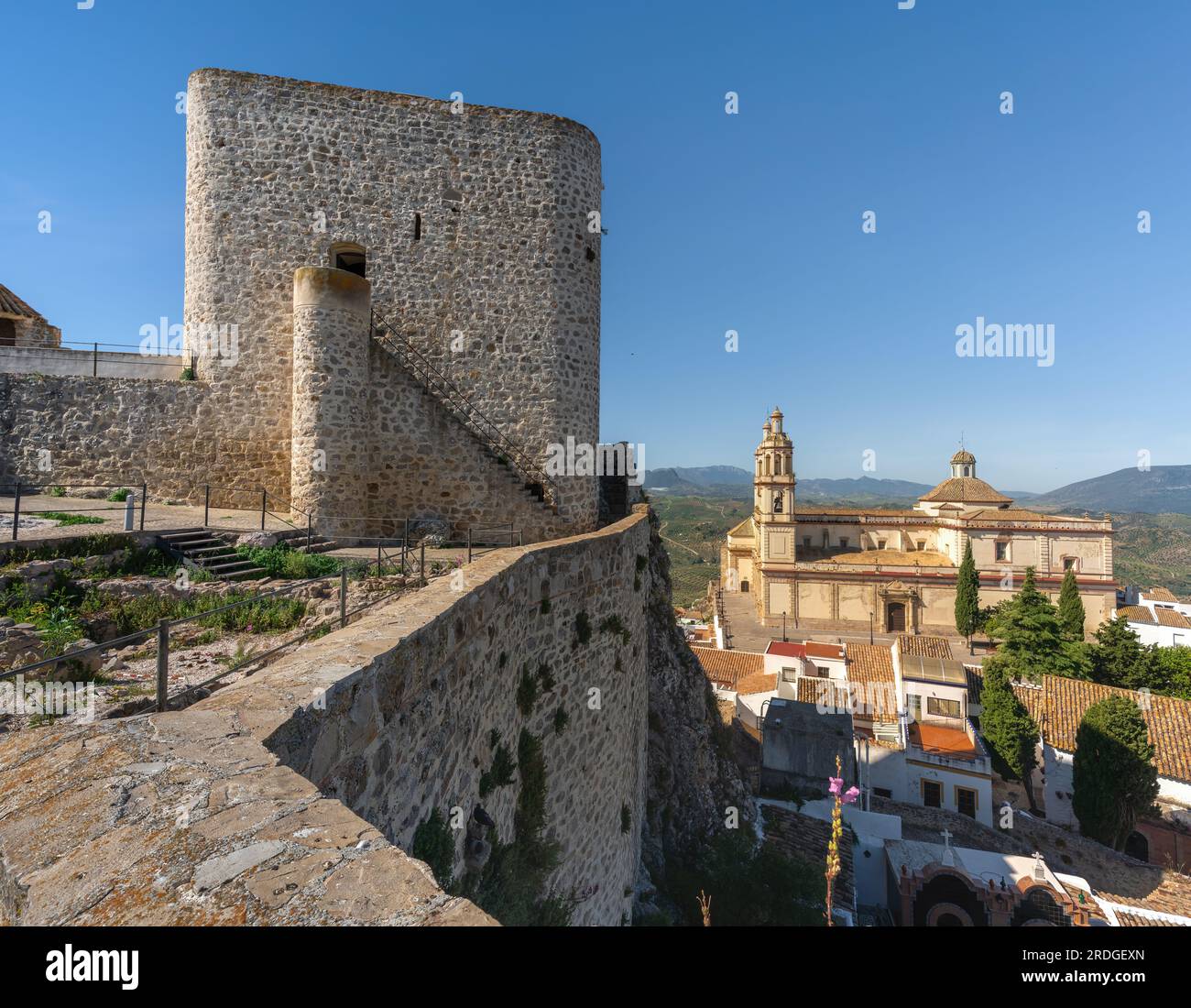 Burg Olvera und Kirche Nuestra Senora de la Encarnacion - Olvera, Andalusien, Spanien Stockfoto
