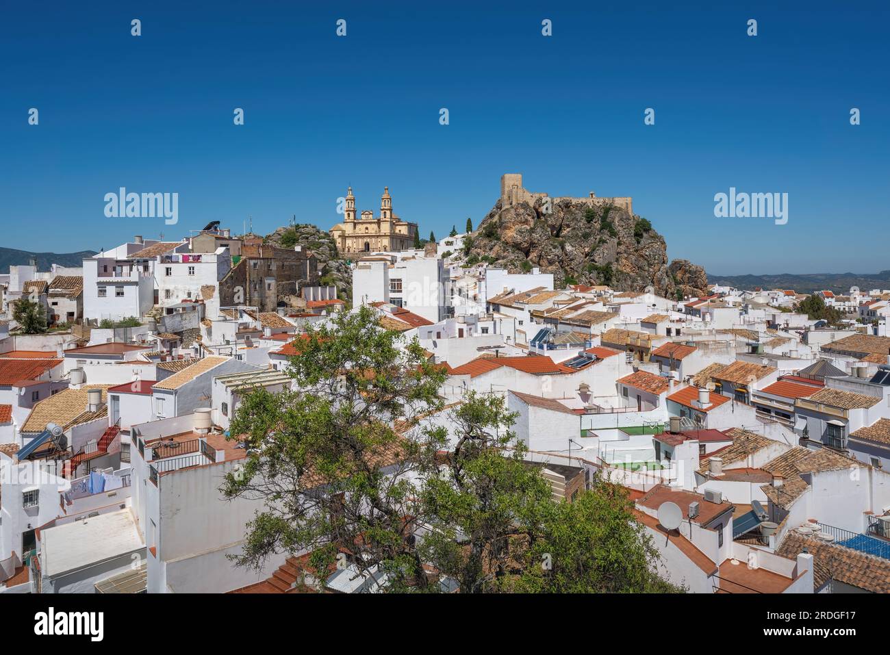Olvera aus der Vogelperspektive vom Penon del Sagrado Corazon mit Kirche und Schloss - Olvera, Andalusien, Spanien Stockfoto