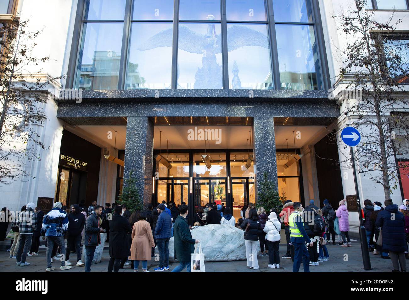 Die Leute warten vor dem Selfridges-Laden in der Oxford Street in London, vor der Eröffnung am zweiten Weihnachtsfeiertag. Stockfoto