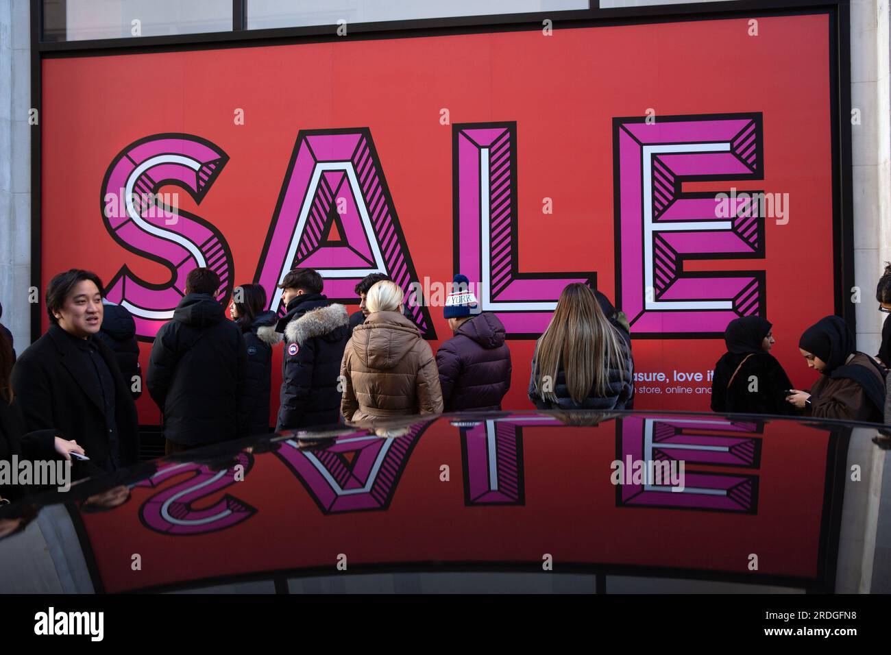 Die Leute warten vor dem Selfridges-Laden in der Oxford Street in London, vor der Eröffnung am zweiten Weihnachtsfeiertag. Stockfoto