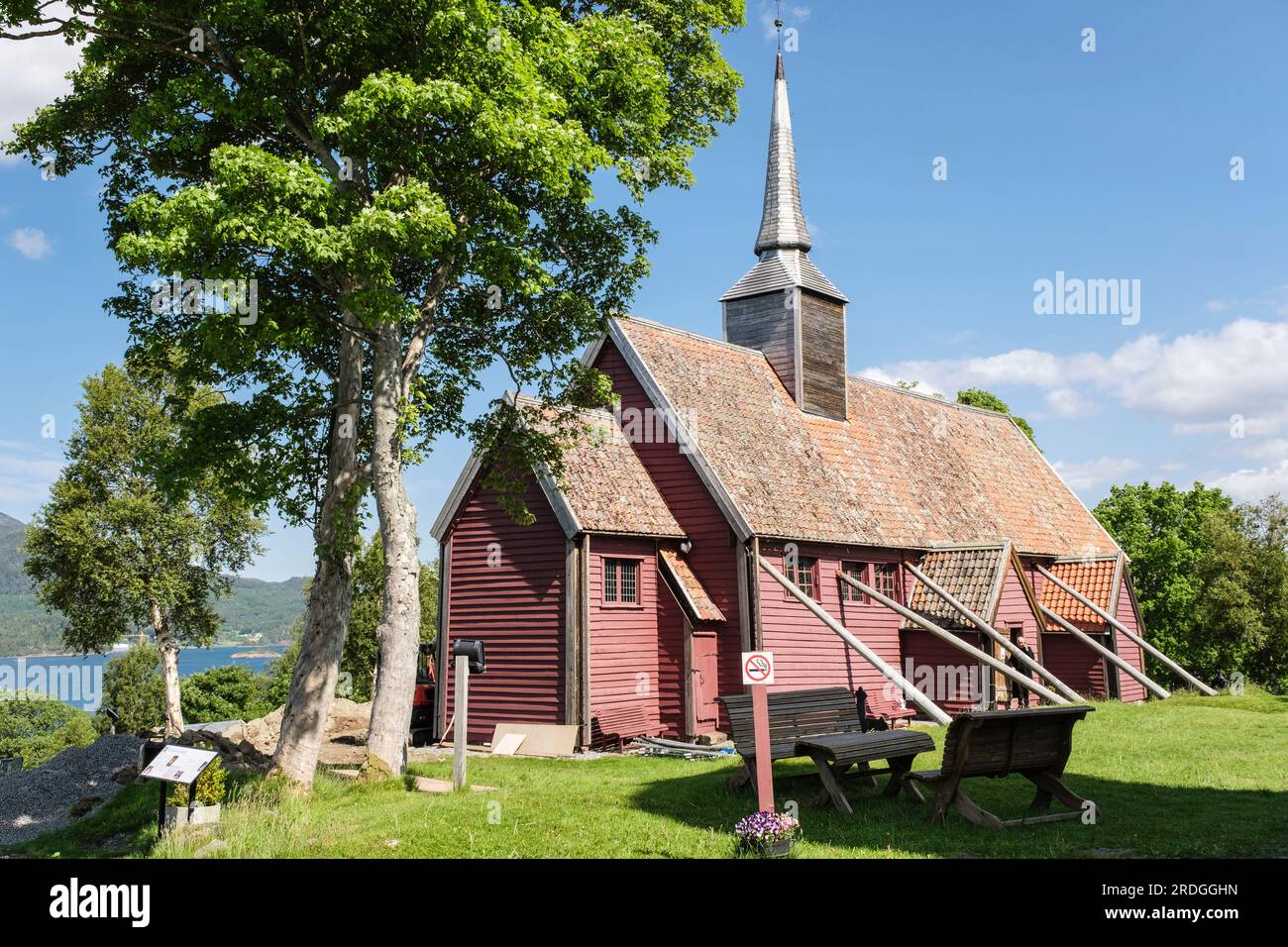 Kvernes Stave Church (Stavkirke) aus dem 17. Jahrhundert. Kristiansund, Norwegen, Europa Stockfoto