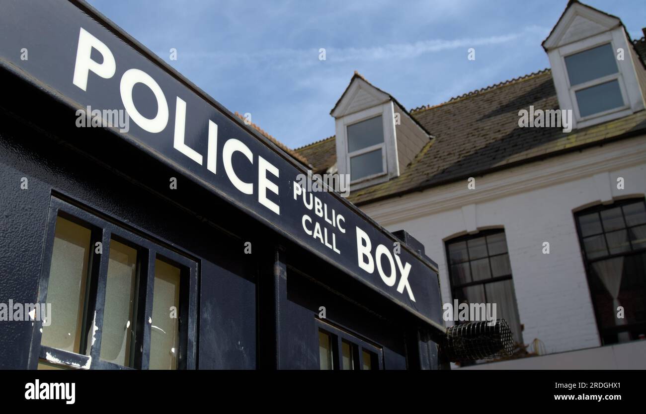 Schild und Oberseite Einer modernen Polizeikiste, basierend auf altem Design, mit einem Telephoe und Safe Haven für öffentliche Unterstützung und Sicherheit in der Boscombe High Street Stockfoto