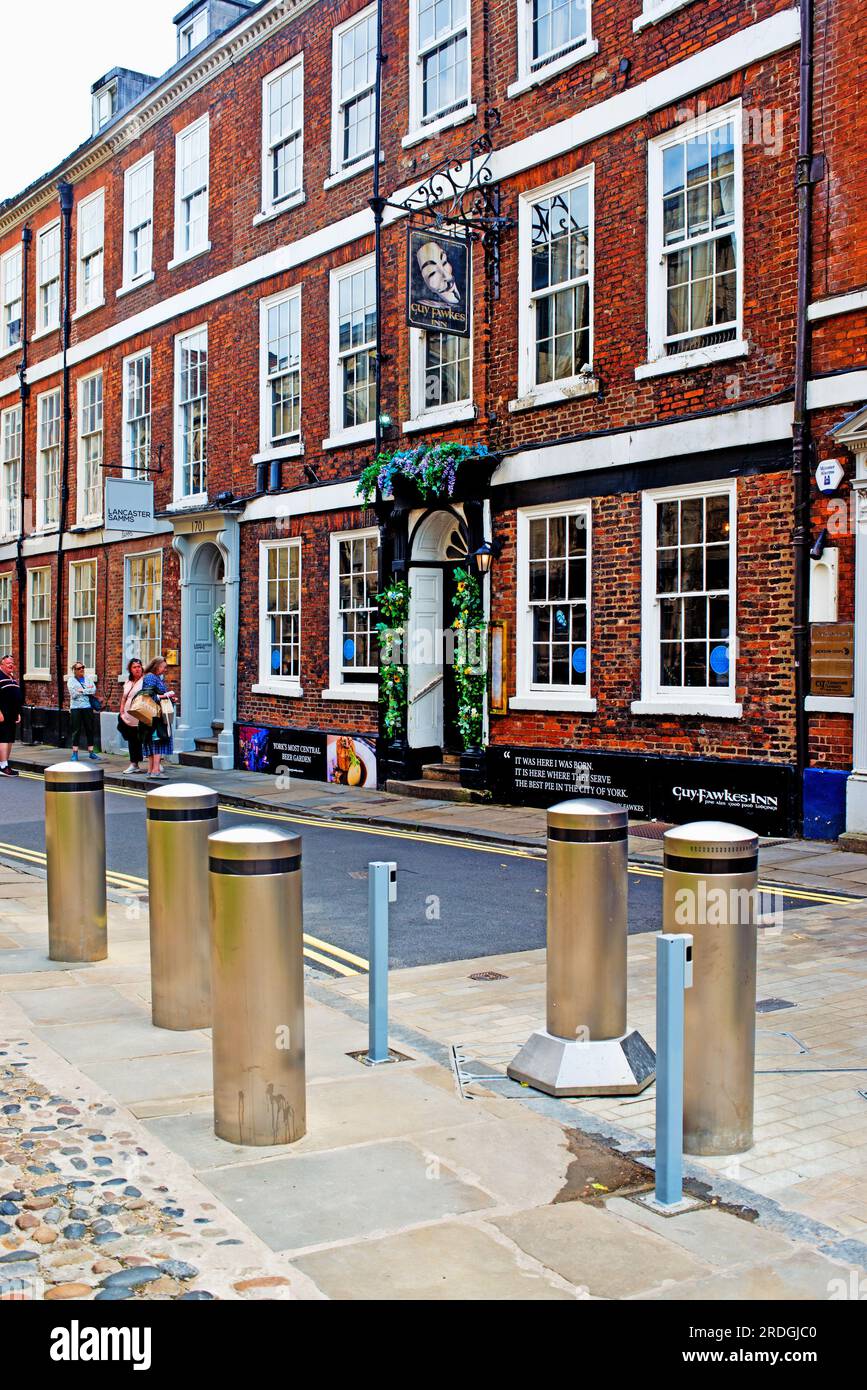 Sicherheitsbarrieren und Guy Fawkes Inn, High Petergate, York, Yorkshire, England Stockfoto