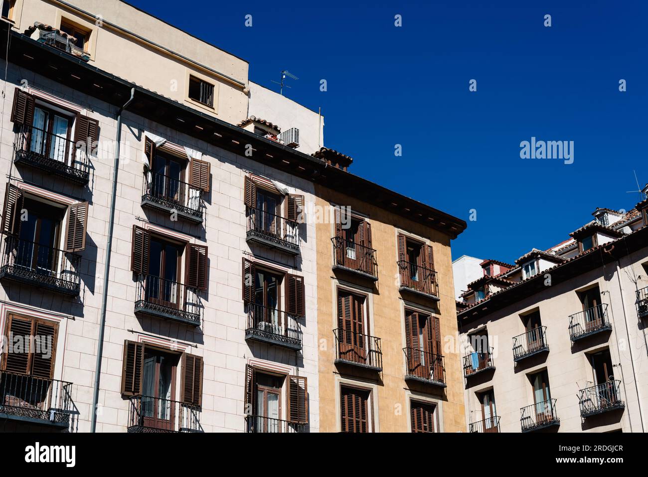 Luxuriöse alte Wohngebäude in der Serrano Straße im Stadtteil Salamanca im Zentrum von Madrid. Niedriger Blickwinkel zum Himmel Stockfoto