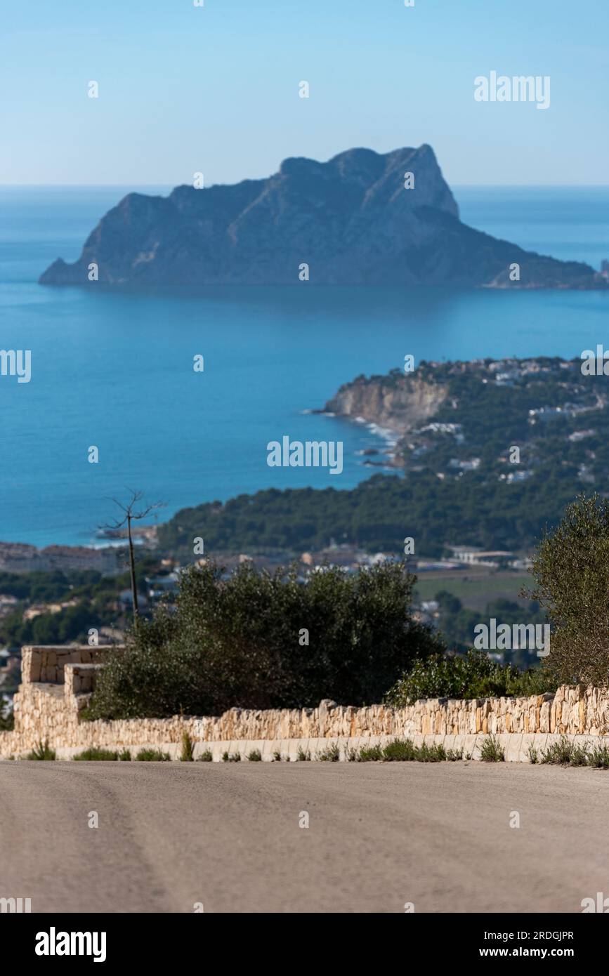 Calpe-Dorf vom Cumbre del Sol-Hügel mit Blick auf das mittelmeer, Costa Blanca, Alicante, Spanien - Stockfoto Stockfoto
