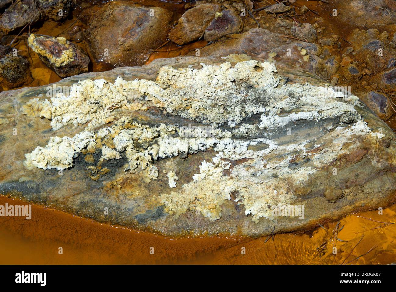 Rio Tinto saures Wasser aus den Riotinto-Minen. Dieses giftige Wasser enthält Schwermetalle und extreophile Bakterien (Acidithiobacillus ferrooxidans und L Stockfoto