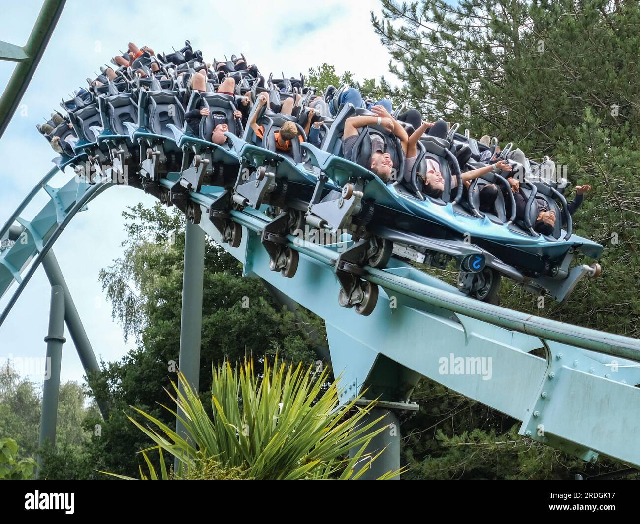 Achterbahn zeigt Kunden kopfüber und Spaß auf einer Fahrt im Freizeitpark. Galactica in Alton Towers Stockfoto