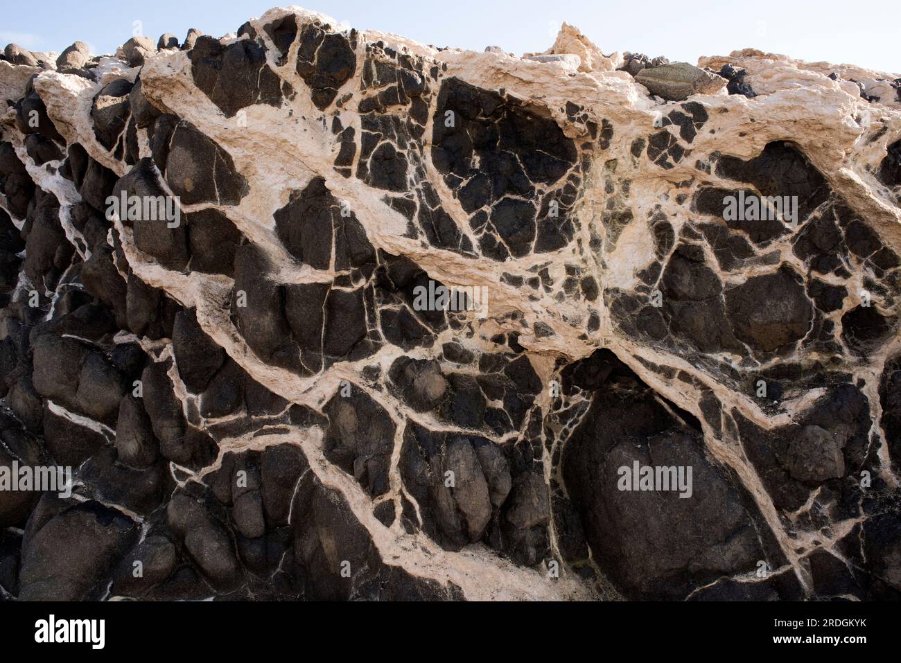 Andenit und Ignimbrit Felsen. Andesit (schwarz) ist ein vulkanischer oder extrusiver Stein mit aphanitischer oder porphyritischer Struktur. Ist ein Zwischengestein zwischen Stockfoto