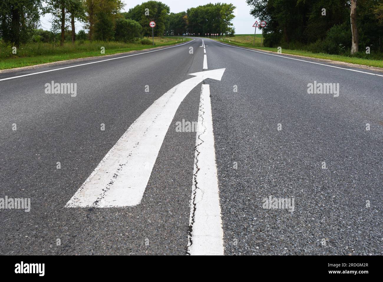 Asphaltstraße mit Markierungen, die mit einer unterbrochenen Linie endet Stockfoto