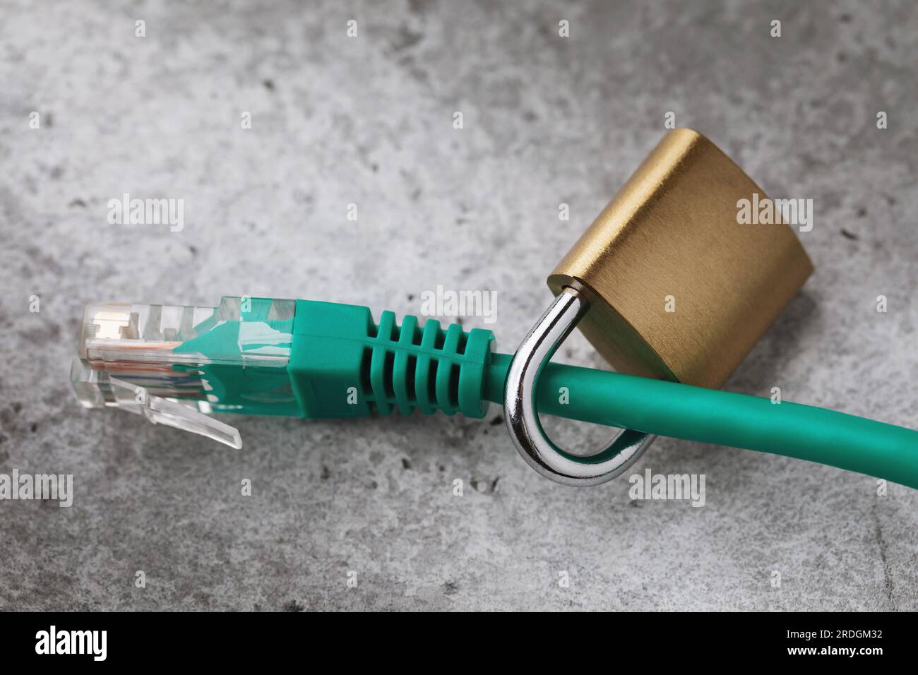 Geschlossenes Schloss einer Netzwerkleitung, ein Konzept zum Thema Sicherheit der Netzwerkverbindung Stockfoto