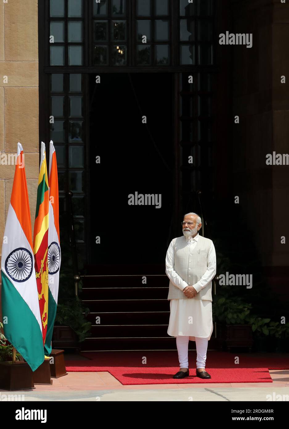 Neu-Delhi, Indien. 21. Juli 2023. Der indische Premierminister Narendra Modi wartet auf die Ankunft des srilankischen Präsidenten Ranil Wickremesinghe, bevor er sich im Hyderabad House in Neu-Delhi trifft. Der srilankische Präsident Ranil Wickremesinghe kam ein Jahr nach seinem Amtsantritt als Präsident Sri Lankas zu einem offiziellen Besuch nach Indien. Kredit: SOPA Images Limited/Alamy Live News Stockfoto