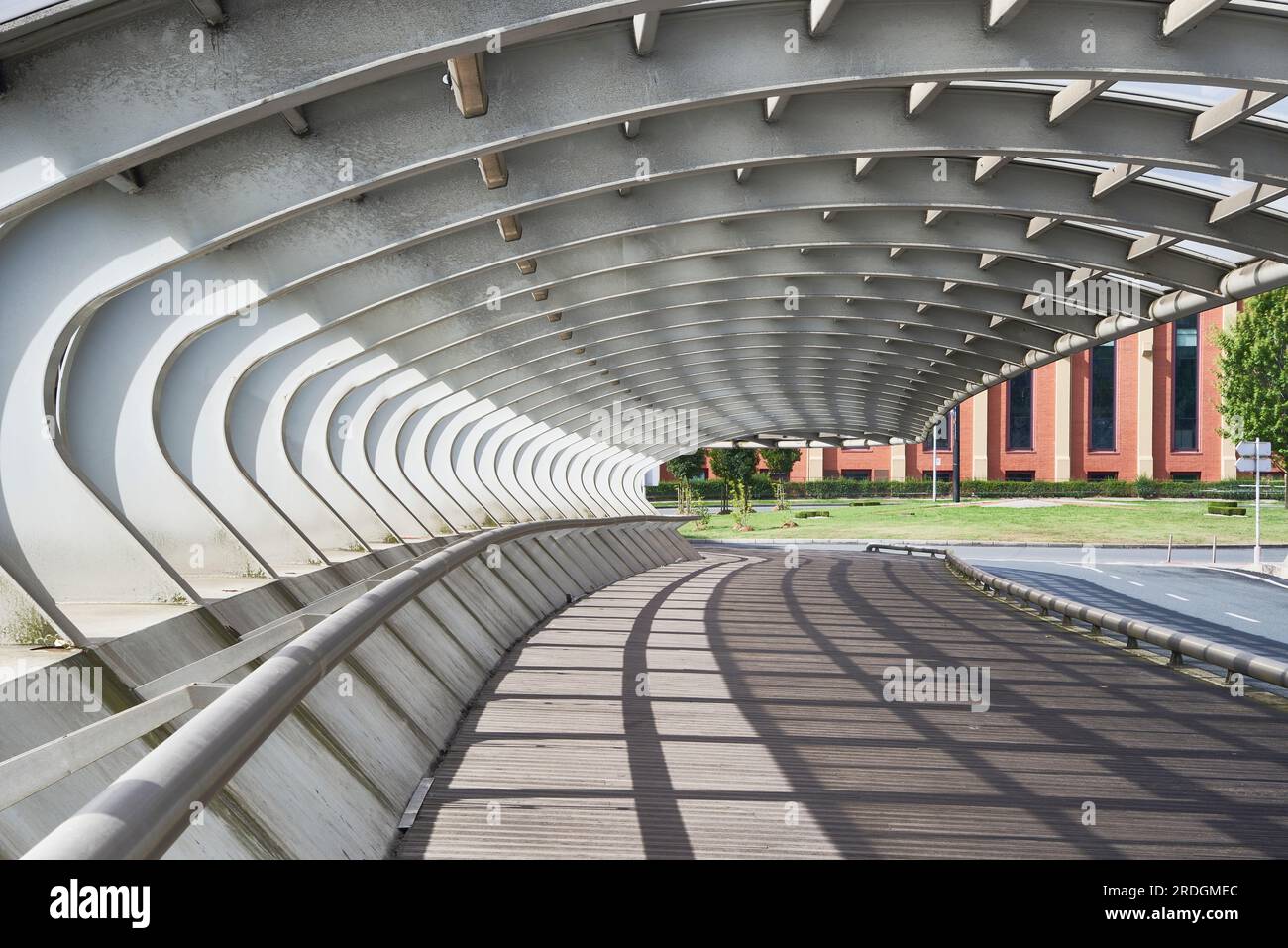 Moderne Brücke über den Fluss Galindo, Barakaldo, Biskaya, Baskenland, Spanien, Europa. Stockfoto