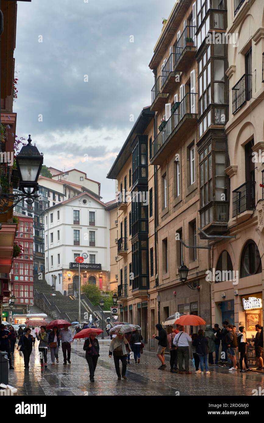 Leute mit Schirmen in der Altstadt, Bilbao, Biskaya, Baskenland, Euskadi, Euskal Herria, Spanien, Europa. Stockfoto