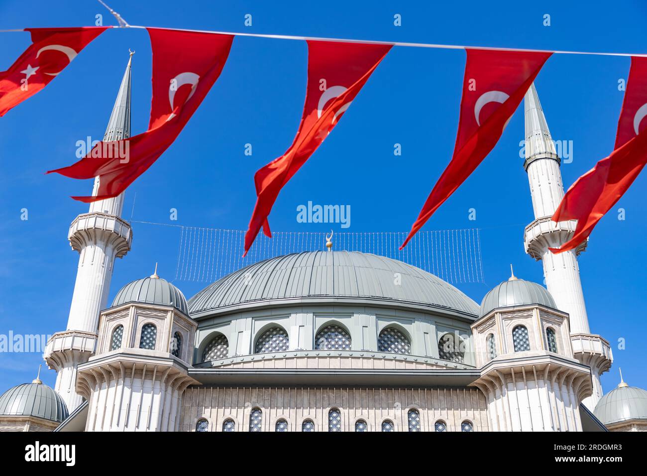 Ein Bild der Taksim-Moschee mit vielen türkischen Flaggen in der Nähe. Stockfoto