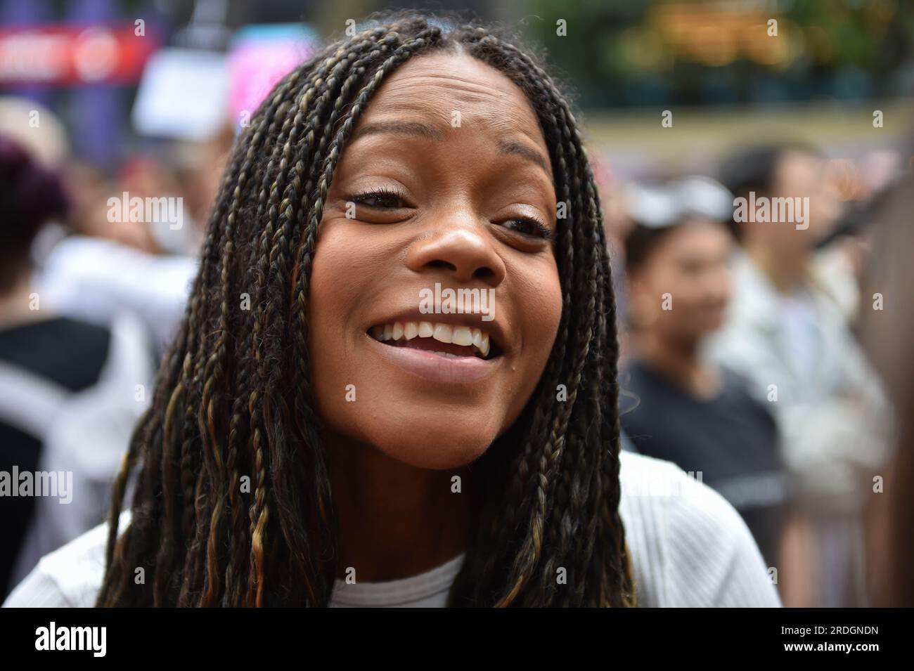 London, England, Großbritannien. 21. Juli 2023. Schauspielerin NAOMIE HARRIS nimmt an einem Protest am Leicester Square, London, Teil, in Solidarität mit eindrucksvollen Hollywood-Mitgliedern der Screen Actors Guild - American Federation of Television and Radio Artists (Credit Image: © Thomas Krych/ZUMA Press Wire) NUR REDAKTIONELLE VERWENDUNG! Nicht für den kommerziellen GEBRAUCH! Stockfoto