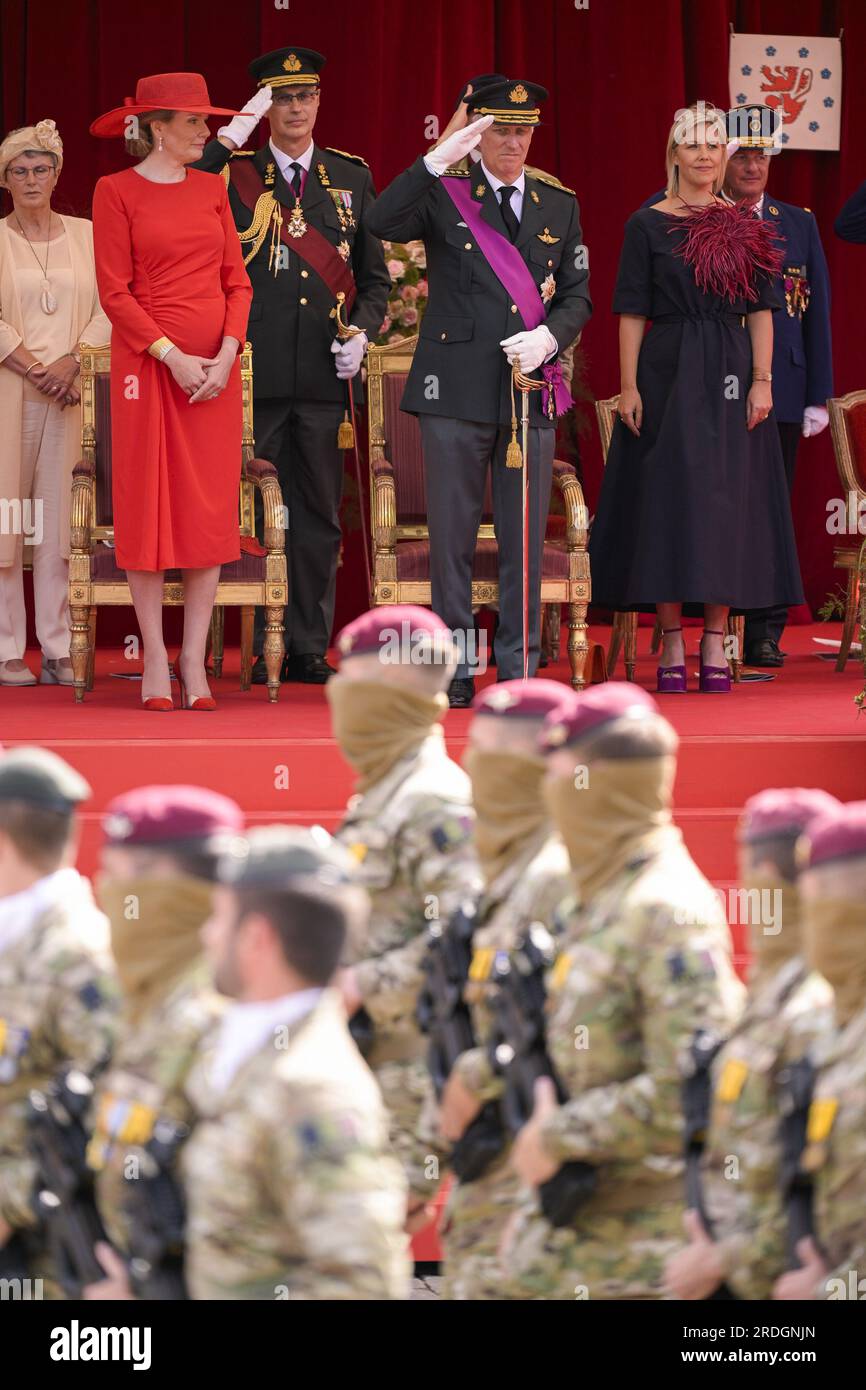 Brüssel, Belgien. 21. Juli 2023. Königin Mathilde von Belgien, König Philippe - Filip von Belgien und Verteidigungsminister Ludivine Dedonder, die während der Militär- und Zivil-Parade am belgischen Nationalfeiertag am Freitag, den 21. Juli 2023 in Brüssel zu sehen waren. Diese Parade ist eine Hommage an die Sicherheits- und Rettungsdienste unseres Landes, wie die Armee, die Polizei, die Feuerwehr oder den Katastrophenschutz. Außerdem wird König Philips zehnjährige Herrschaft gefeiert. BELGA FOTO LAURIE DIEFFEMBACQ Kredit: Belga News Agency/Alamy Live News Stockfoto