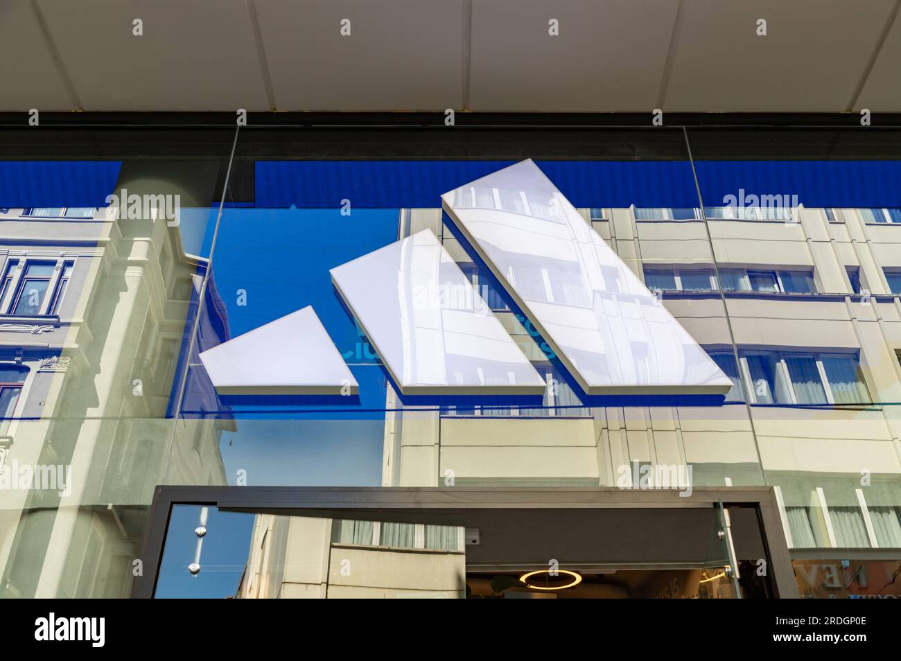 Ein Bild von der Fassade eines Adidas-Geschäfts. Stockfoto