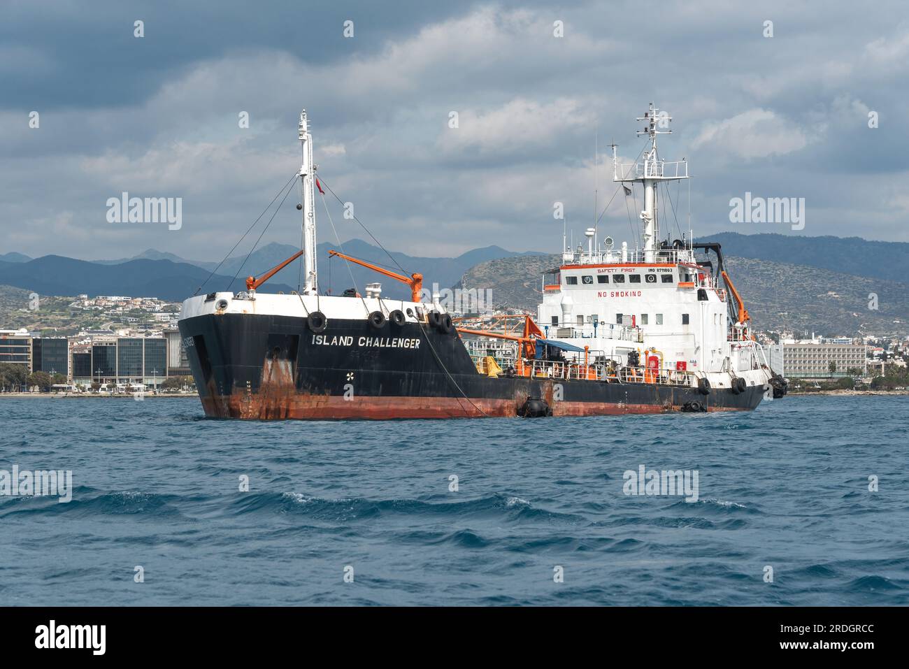 Limassol, Zypern – 27. Februar 2022: Tankschiff Challenger Oil Products in Akrotiri Bay Stockfoto
