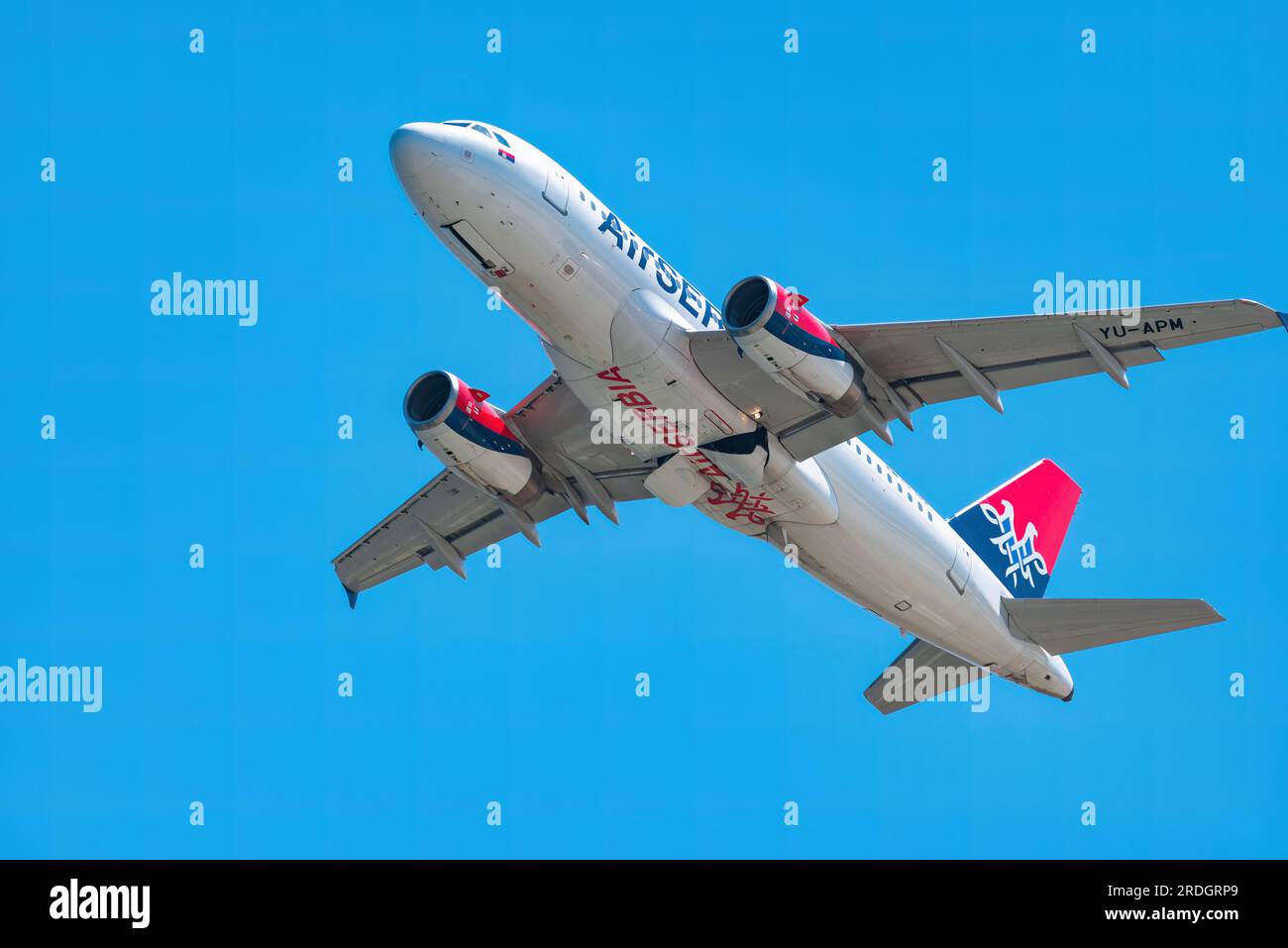 Larnaca, Zypern - 16. Juli 2023: Airbus A319-132 (Reg.: YU-APM) von AirSERBIA Airlines Stockfoto