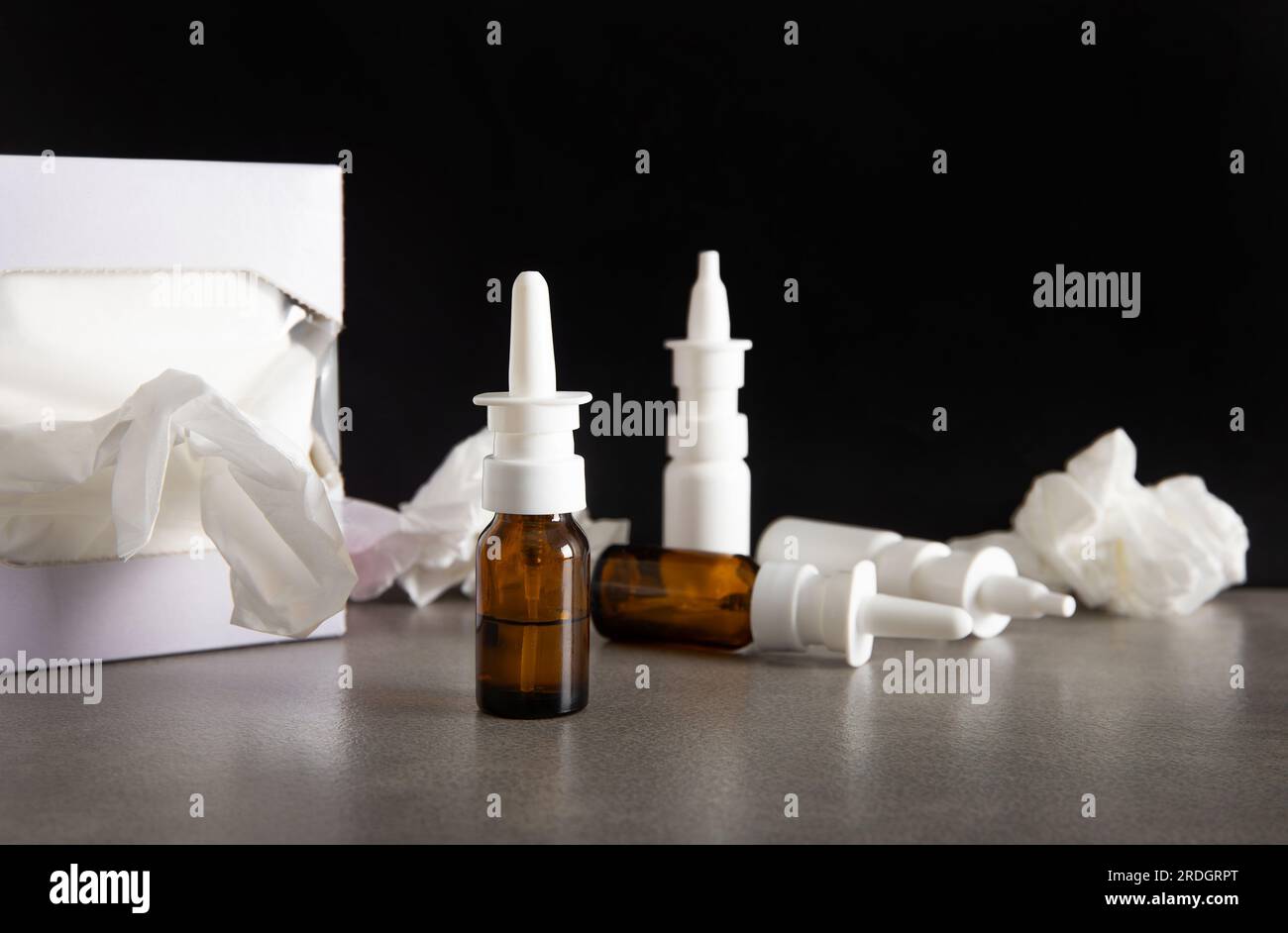 Viele Nasenspray-Flaschen Konzept. Bei zu langer Verwendung von Nasenspray verursacht es eine Stauung, anstatt sie zu verhindern, Rhinitis medicamentosa. Stockfoto