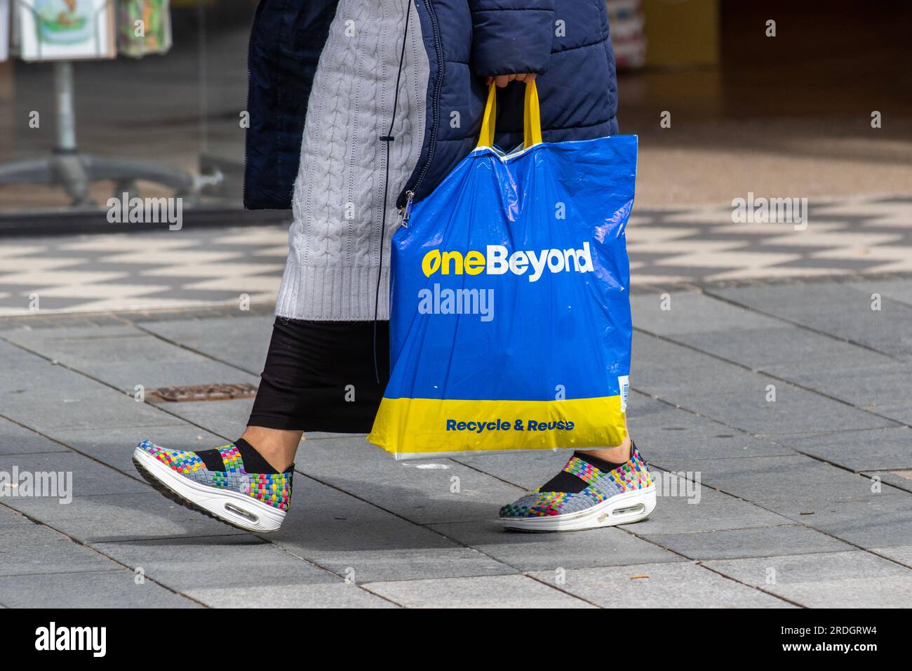 „One Byond“ Blue Yello Shoppers with 100% recycelte, wiederverwendbare, umweltfreundliche Einkaufstaschen for Life, Preston, Lancashire, Großbritannien Stockfoto