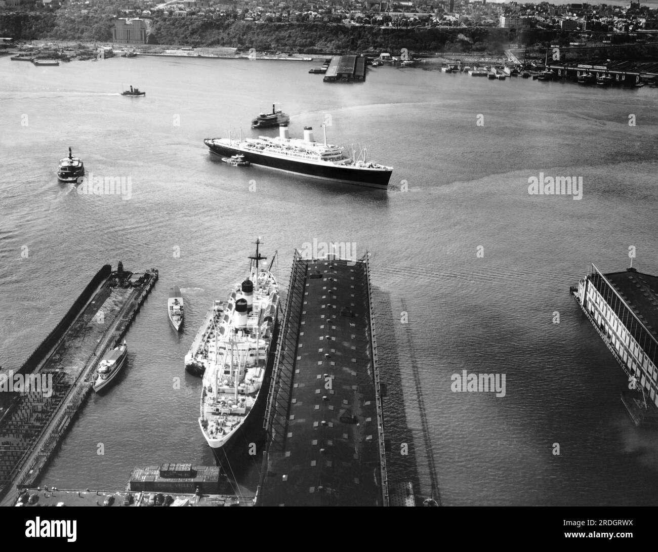 New York, New York: Juni 1951 die S.S. Die Unabhängigkeit bereitet sich darauf vor, im Hafen von New York mit S.S. anzulegen La Guardia ist schon am Pier. Stockfoto