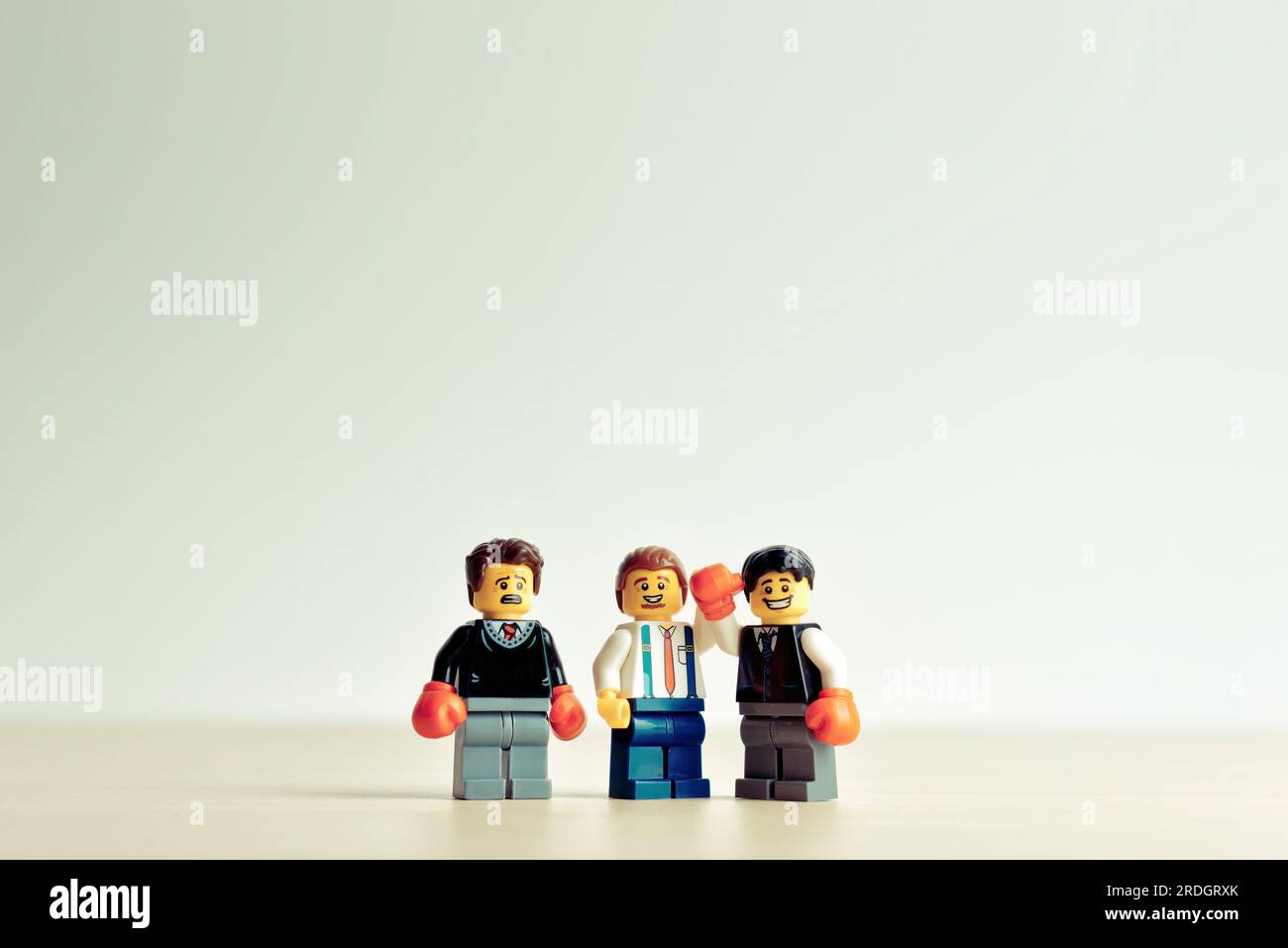 Schiedsrichter gibt den Gewinner bekannt. Geschäftskonzept. Zur Veranschaulichung. 30. Juli 2023 Stockfoto