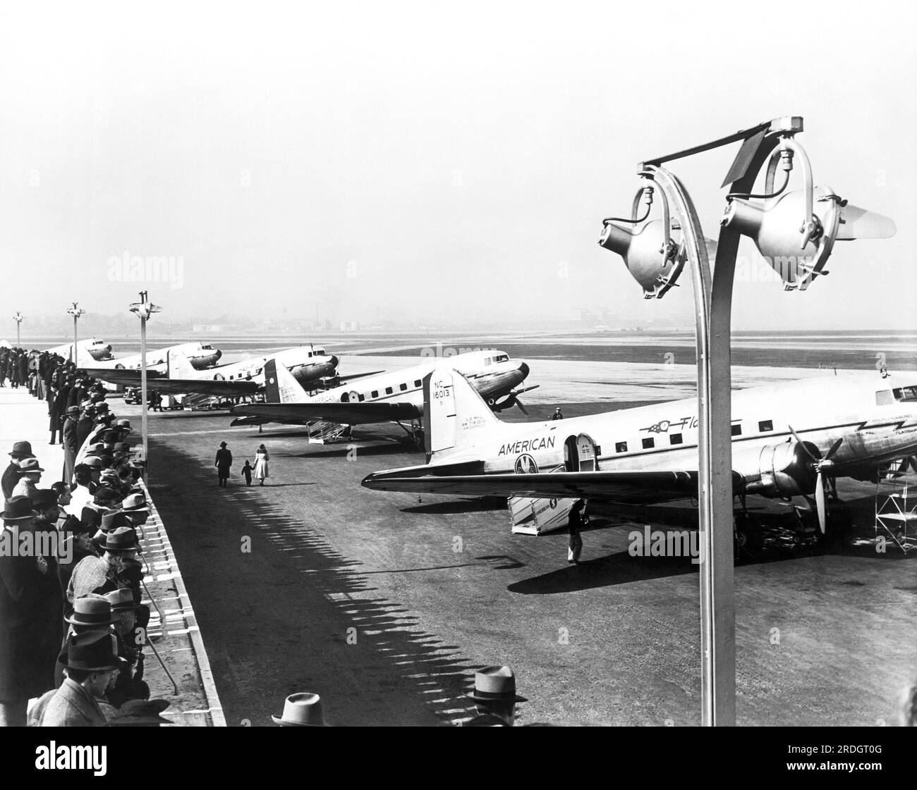 New York, New York: 1937 Eine Reihe von American Airlines DC-3s, bereit zum Einsteigen am North Beach Airport in Queens, mit dem Aussichtsbereich auf der linken Seite. Stockfoto