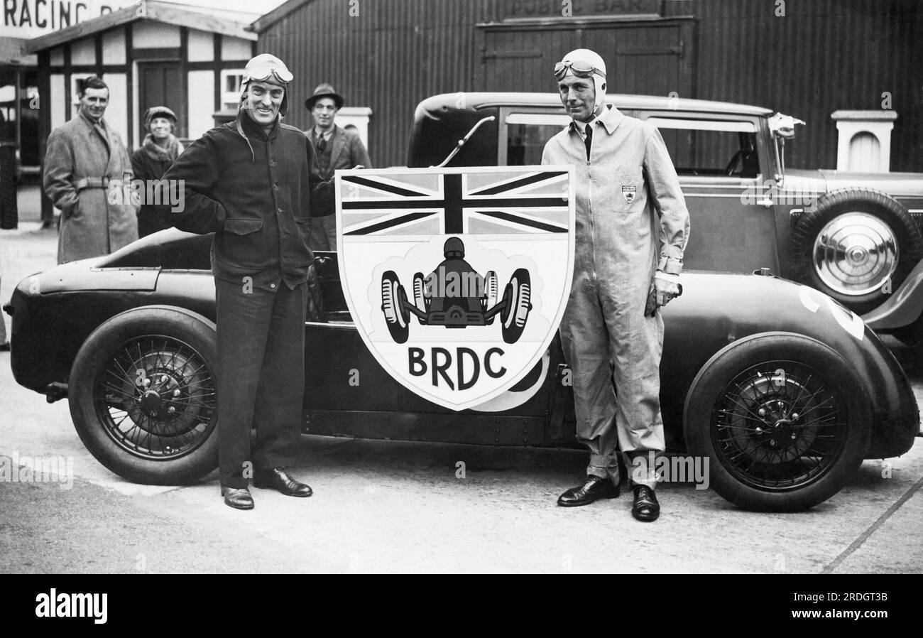 Surrey, England: 9. September 1931 die britischen Rennfahrer Sir Malcolm Campbell und Earl Howe tragen das neue Abzeichen des British Racing Drivers Club auf der Brooklands Race Track. Stockfoto