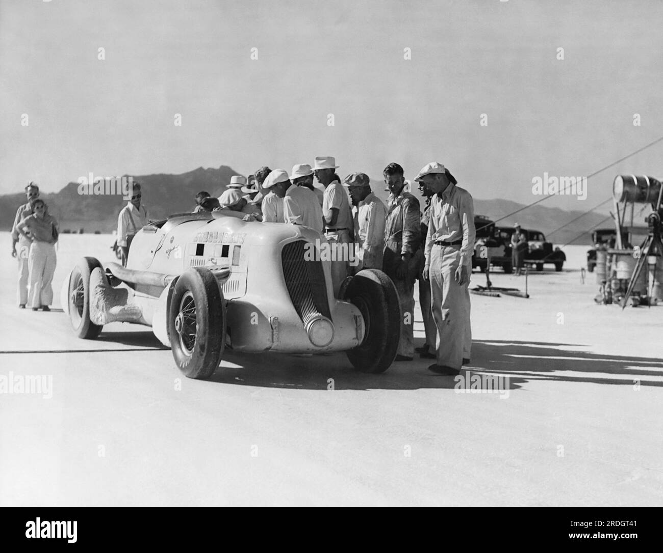Bonneville Salt Flats, Utah: 1. September 1935 Rennfahrerin ab Jenkins am Ende seines 24-Stunden-Geschwindigkeitsrekordes, als er eine neue Durchschnittsgeschwindigkeit von 135,47 km/h setzte. Stockfoto