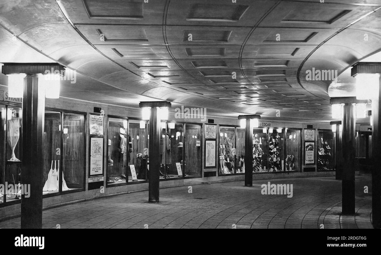 London, England: ca. 1934 U-Bahn-Station Piccadilly Circus in London. Stockfoto