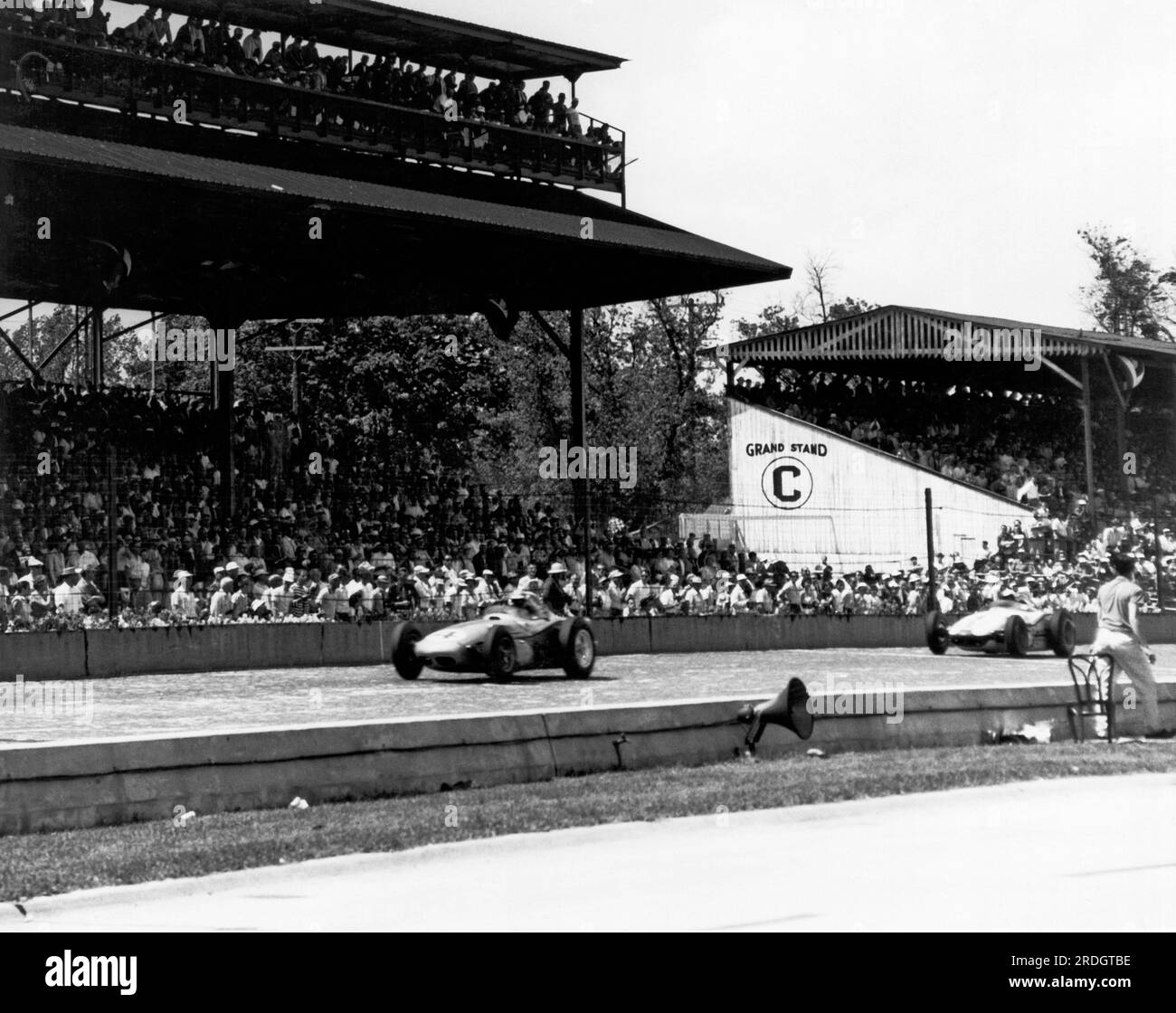Indianapolis, Indiana: Mai, 1960 Rennfahrer Jim Rathman auf der Ziegelsteinstrecke der Rennstrecke Indianapolis 500. Stockfoto