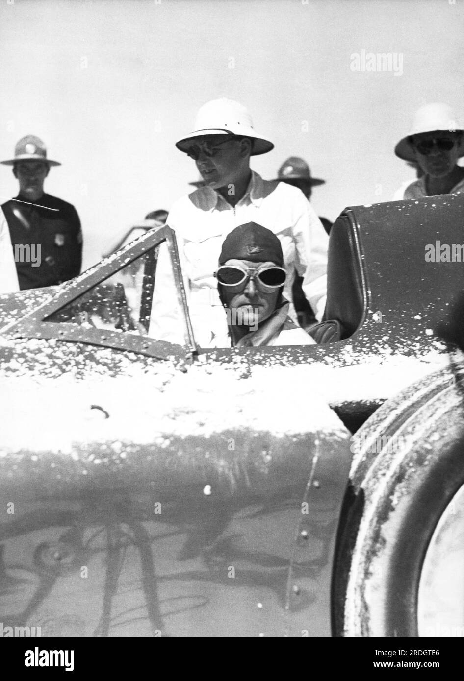 Bonneville Salt Flats, Utah: 3. September 1935 Sir Malcolm Campbell in seinem Bluebird Racer nach einem Lauf auf der Salzebene. Er versucht, einen neuen Geschwindigkeitsrekord von 300 km/h zu erreichen. Stockfoto