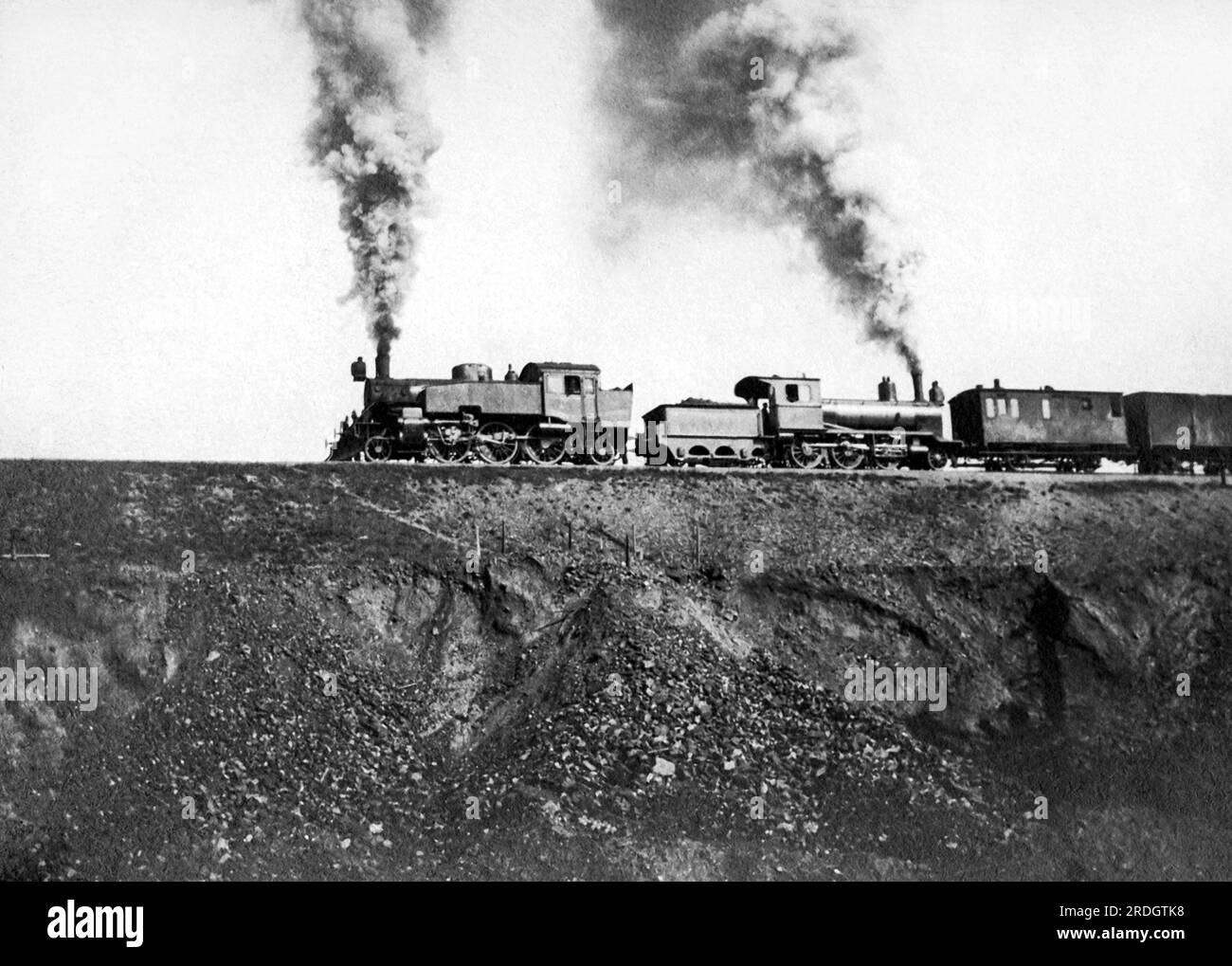 USA: 1920 zwei Dampflokomotiven ziehen einen Zug. Stockfoto