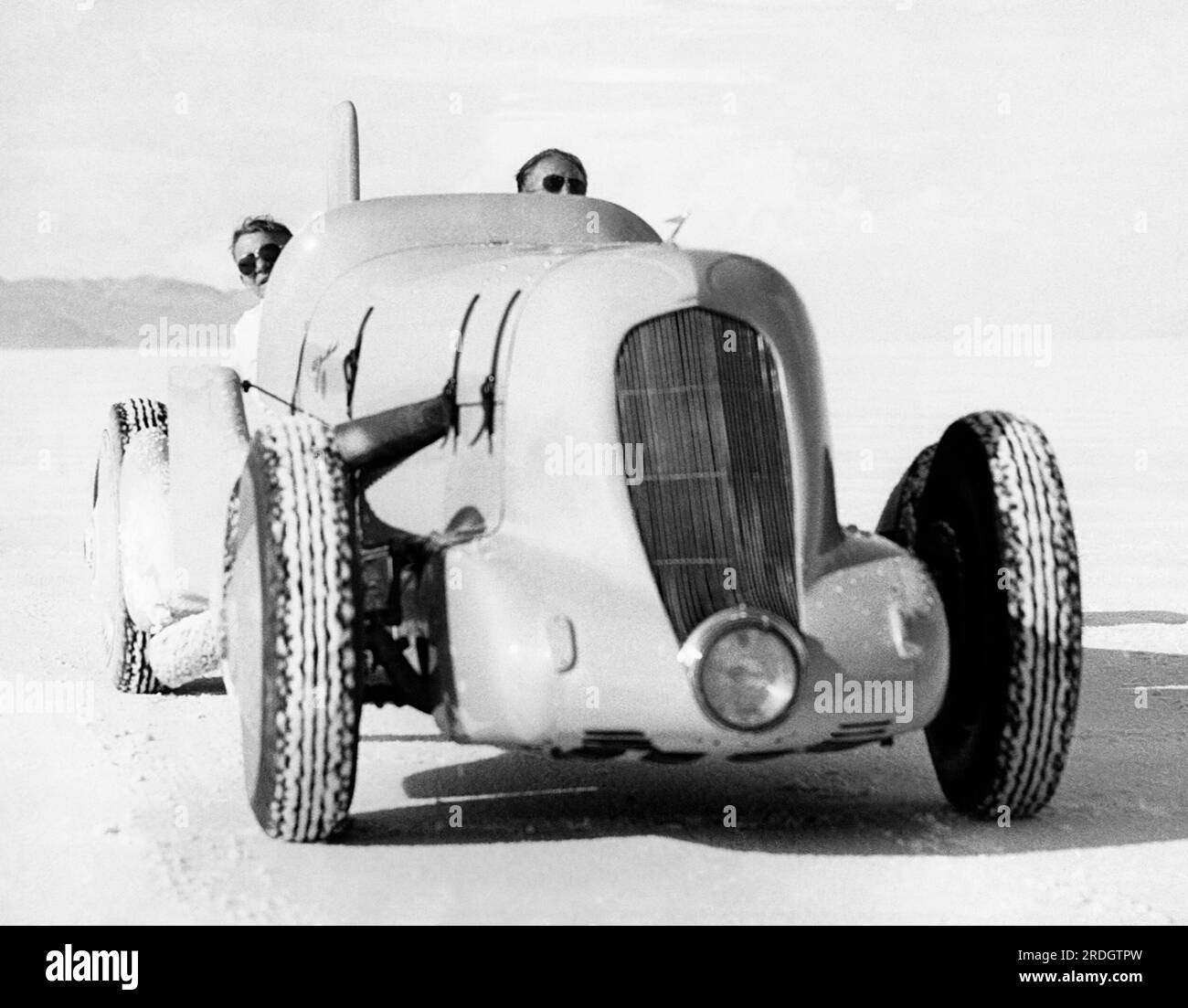 Bonneville Salt Flats, Utah: 1. August 1935 Rennfahrer ab Jenkins, der unseren Testlauf startet, um in seinem 700-PS-Rennwagen neue Geschwindigkeitsrekorde zu erobern. Stockfoto