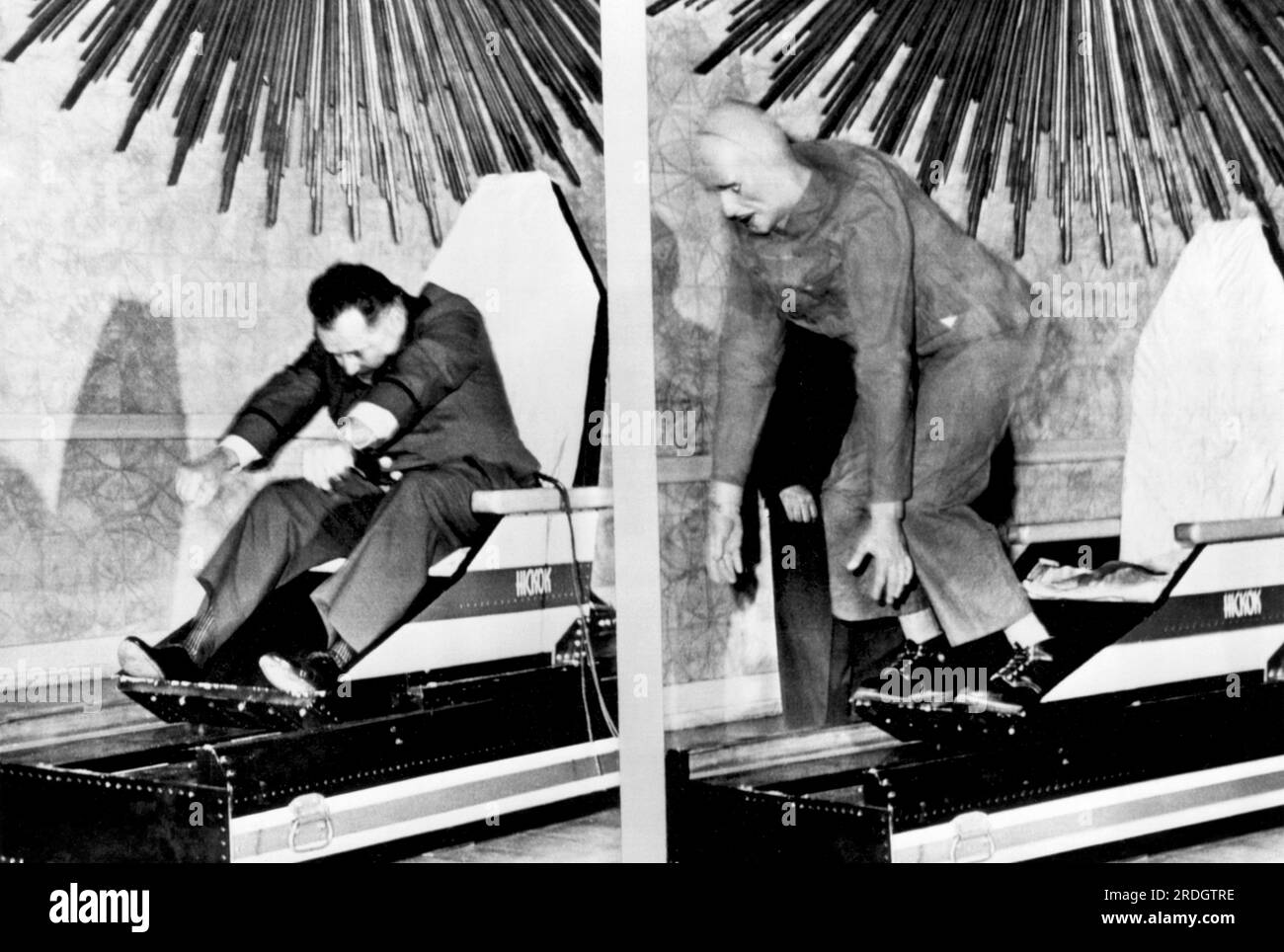 Washington, D.C.: 25. Juni 1962 Aero-Space Pioneer Col. John Stapp demonstriert die Effektivität von Sicherheitsgurten für die General Federation of Women's Clubs, indem er einen Dynamic Research Sled mit Sicherheitsgurt fährt und dann bei 20mph anhält. Die Gummipuppe rechts flog ohne Sicherheitsgurt durch die Luft. Stapp wurde nach seinen 1955 Raketenschlittentests als der schnellste Mann der Welt bezeichnet. Stockfoto