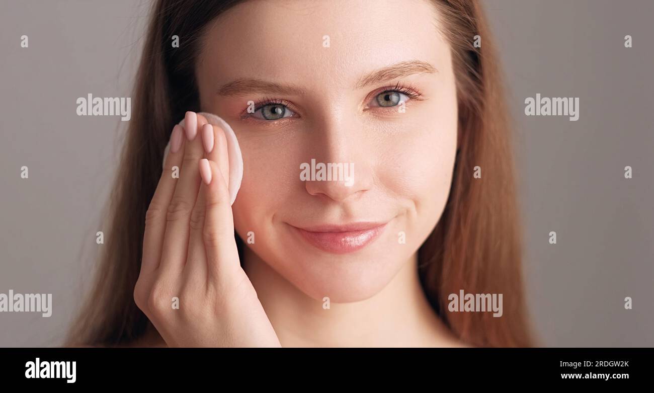 Gesichtsreinigung am Morgen Hautpolster für Frauen Stockfoto