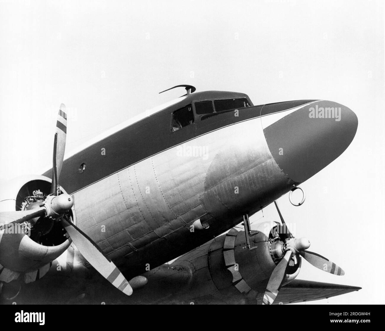 Los Angeles, Kalifornien c. 1951 Ein Business-DC-3-Flugzeug mit der neuen extra langen Nase, in der das RCA AVQ-10-Radarsystem untergebracht ist. Stockfoto